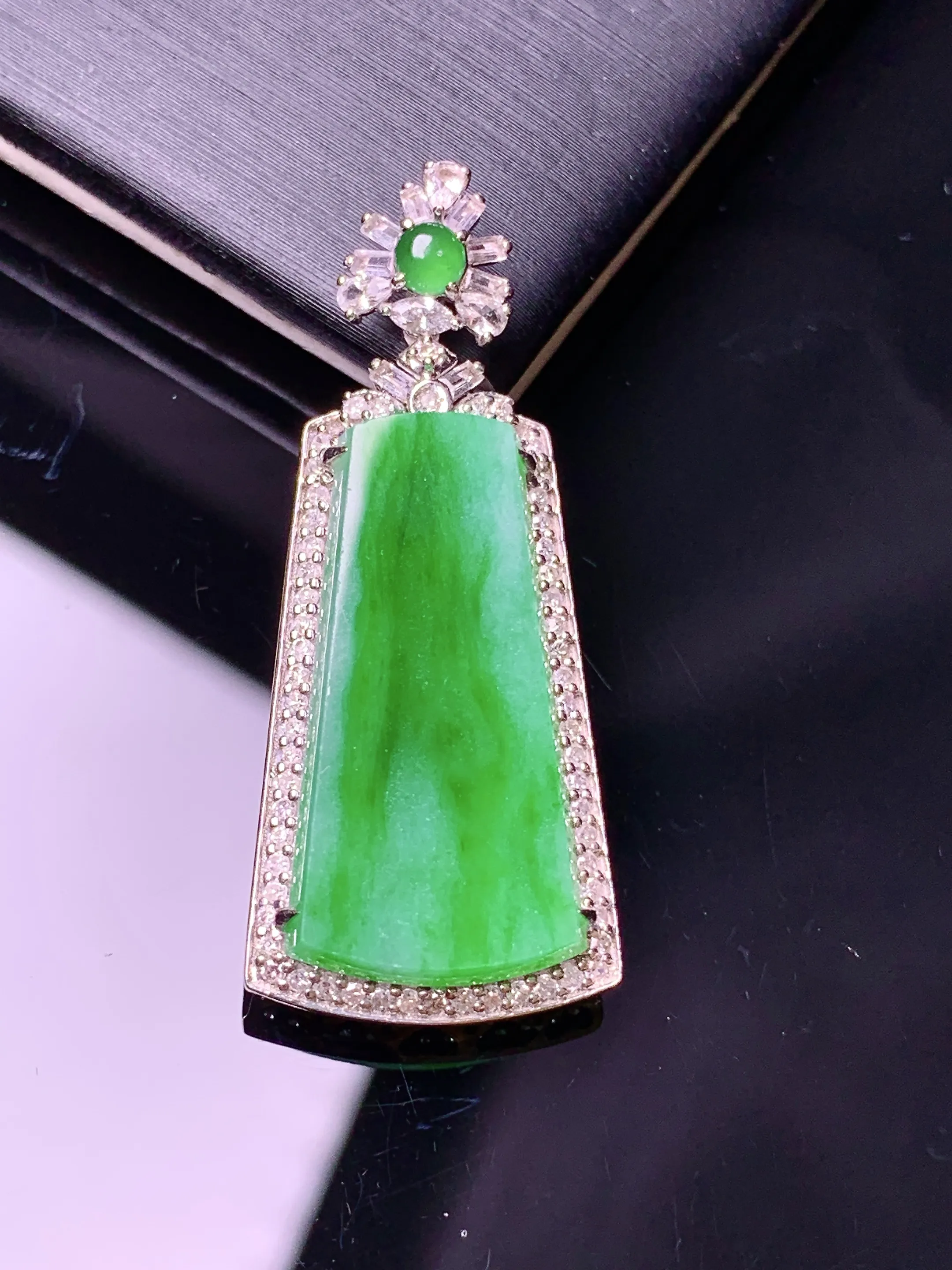 18k金钻镶嵌翠绿无事牌吊坠 玉质细腻  色泽清新艳丽 整体尺寸36.2*15.3*6.5