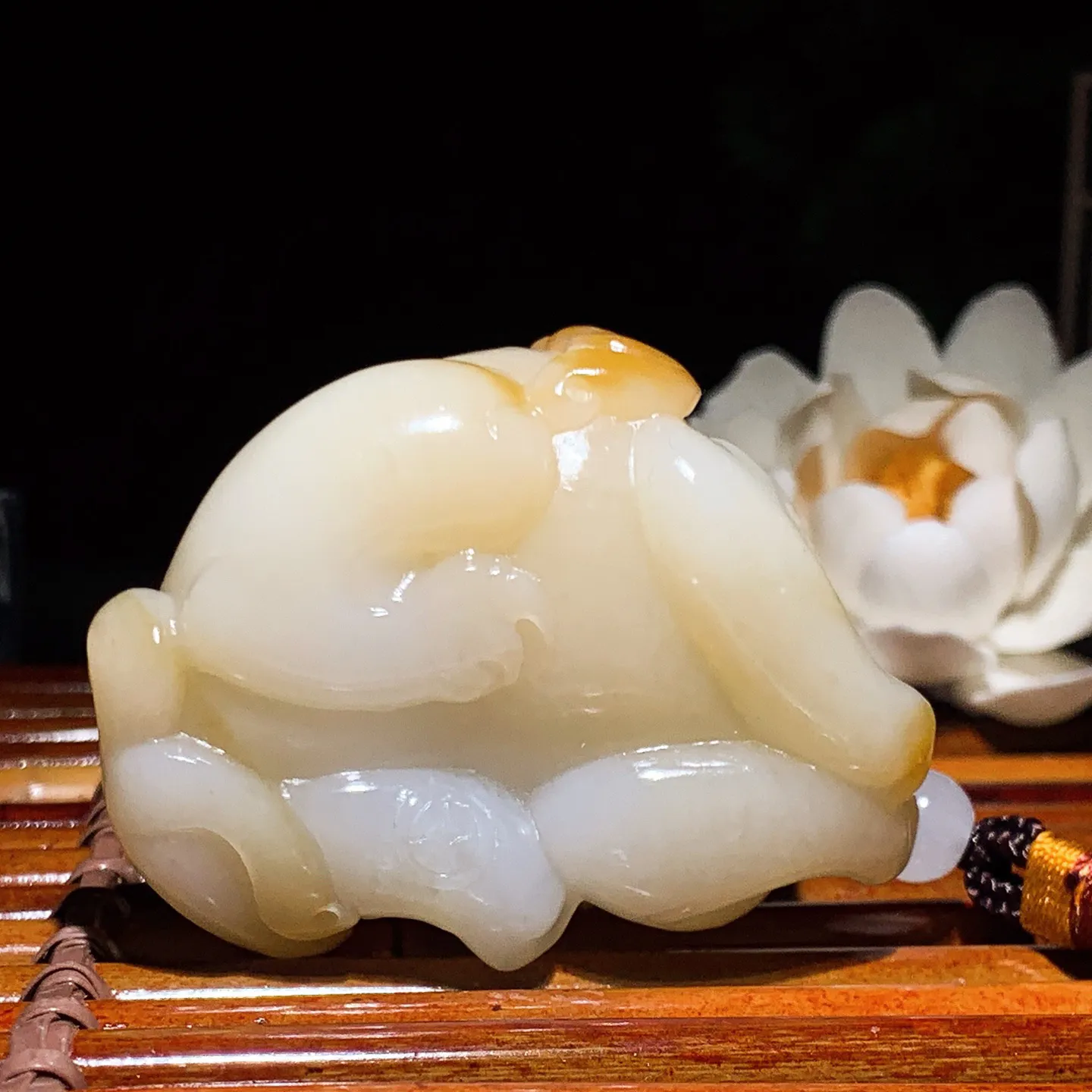 新疆和田玉白玉羊脂白且末糖招财进宝貔貅把件 回头貔貅把件 尺寸58/42/30重119.5克。玉质细腻油润。手推出油。品相大气 lt260204