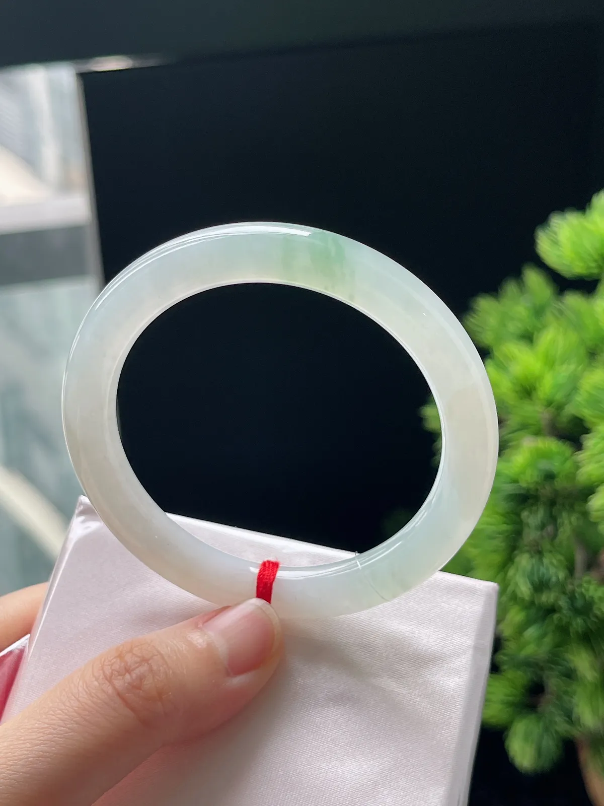 圆镯52圈口，翡翠冰糯种飘绿手镯