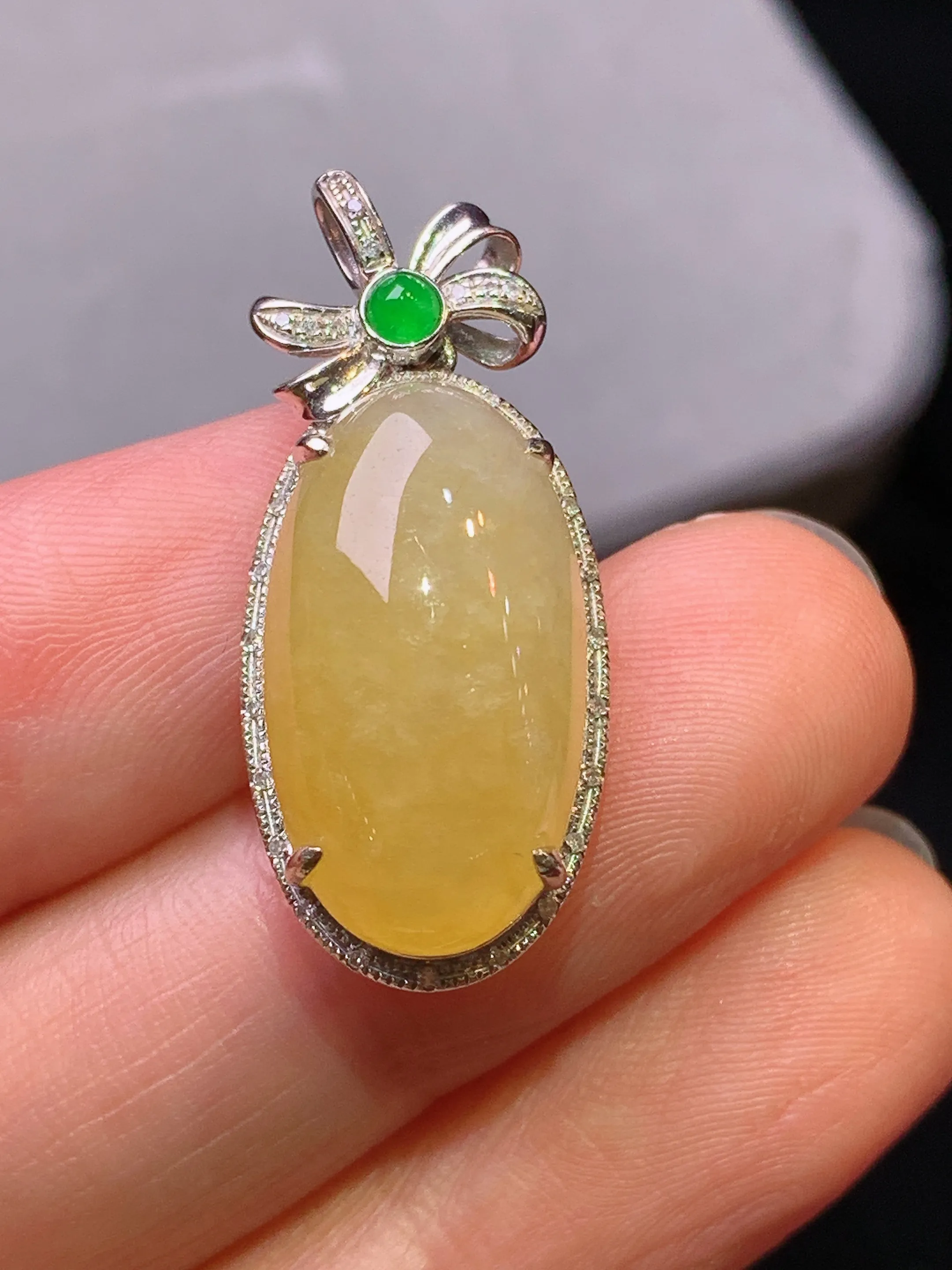 18k金钻镶嵌黄翡蛋面吊坠 玉质细腻 色泽艳丽清新 整体尺寸29.8*12.8*8.7