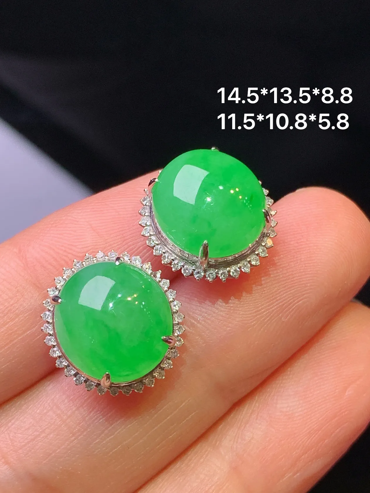 18k金钻镶嵌翠绿蛋面耳钉 玉质细腻 色泽艳丽清新 整体尺寸14.5*13.5*8.8