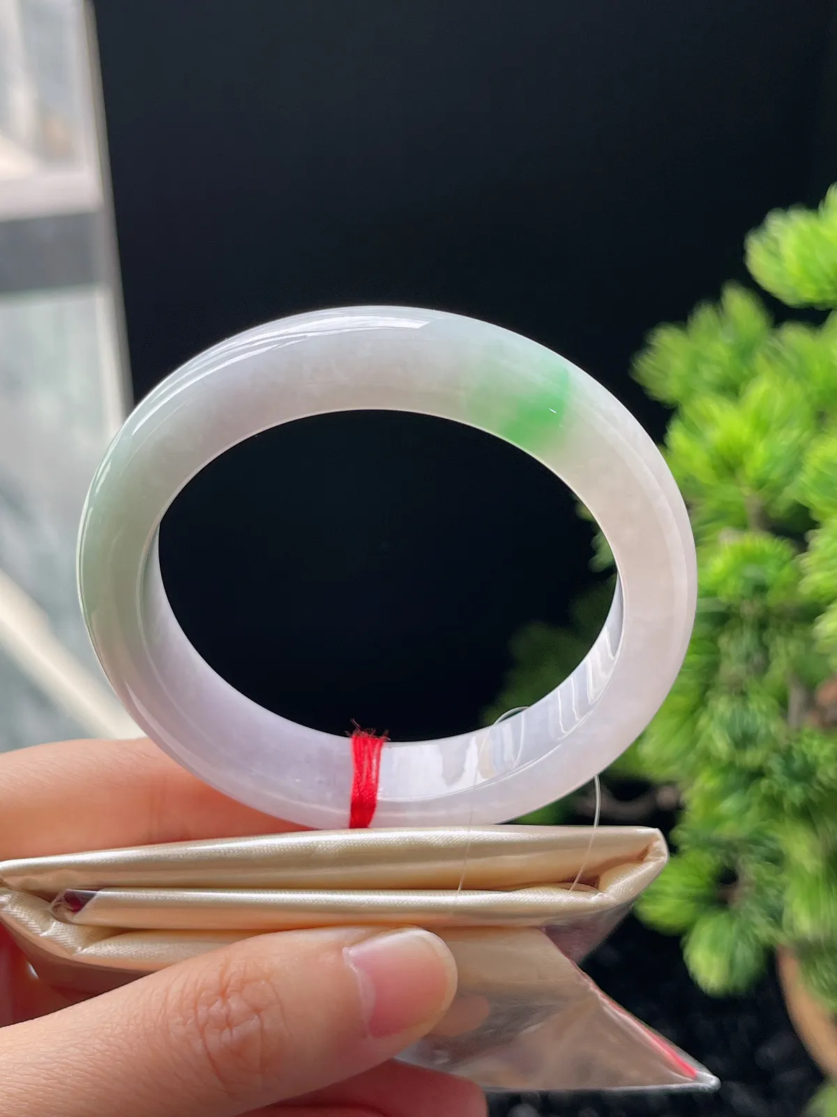 正圈52.7圈口，翡翠糯化种飘绿淡春彩手镯