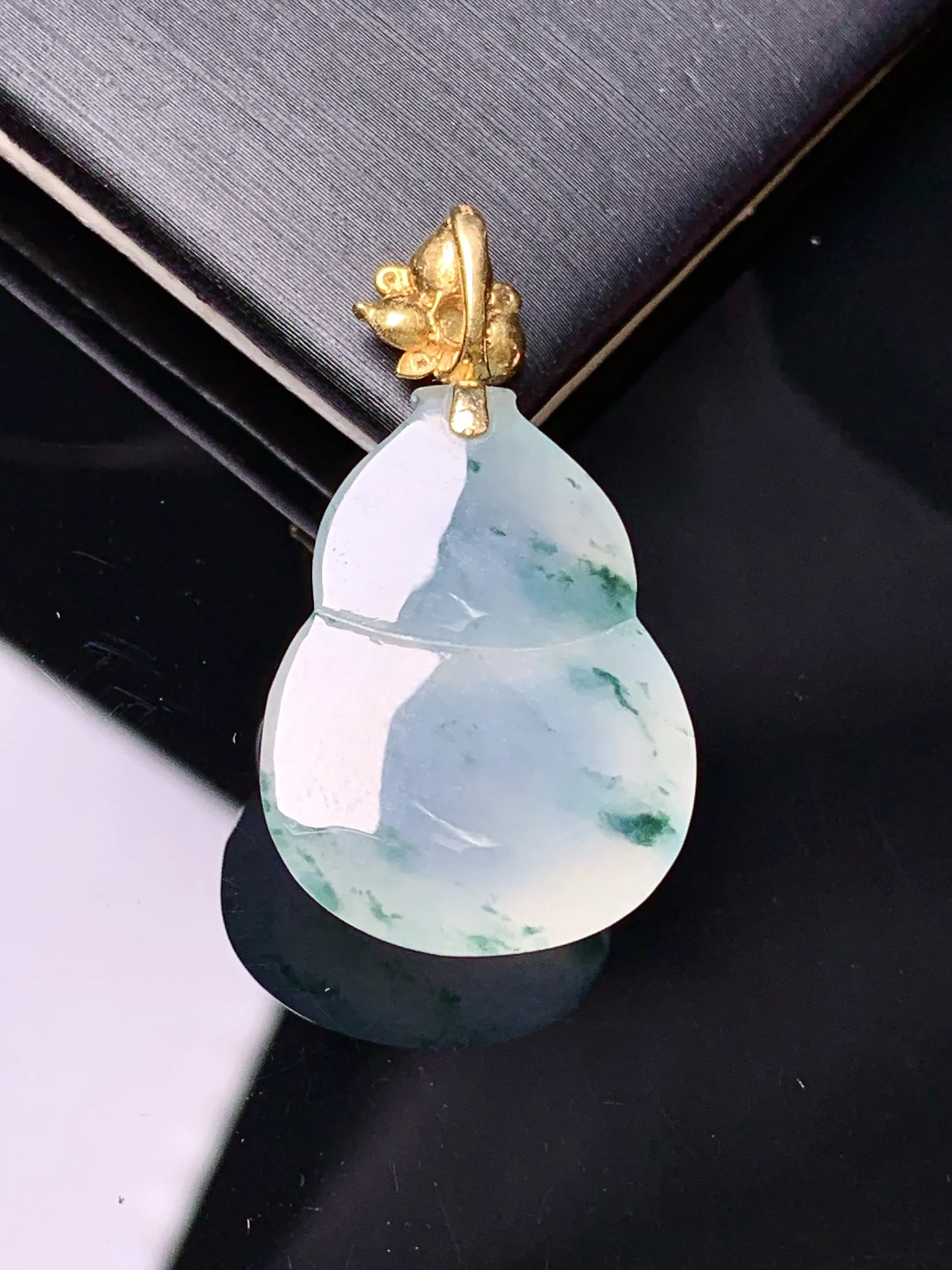 18k金钻镶嵌冰种飘绿葫芦吊坠 玉质细腻  色泽清新艳丽 整体尺寸32.5*17.8*8.6