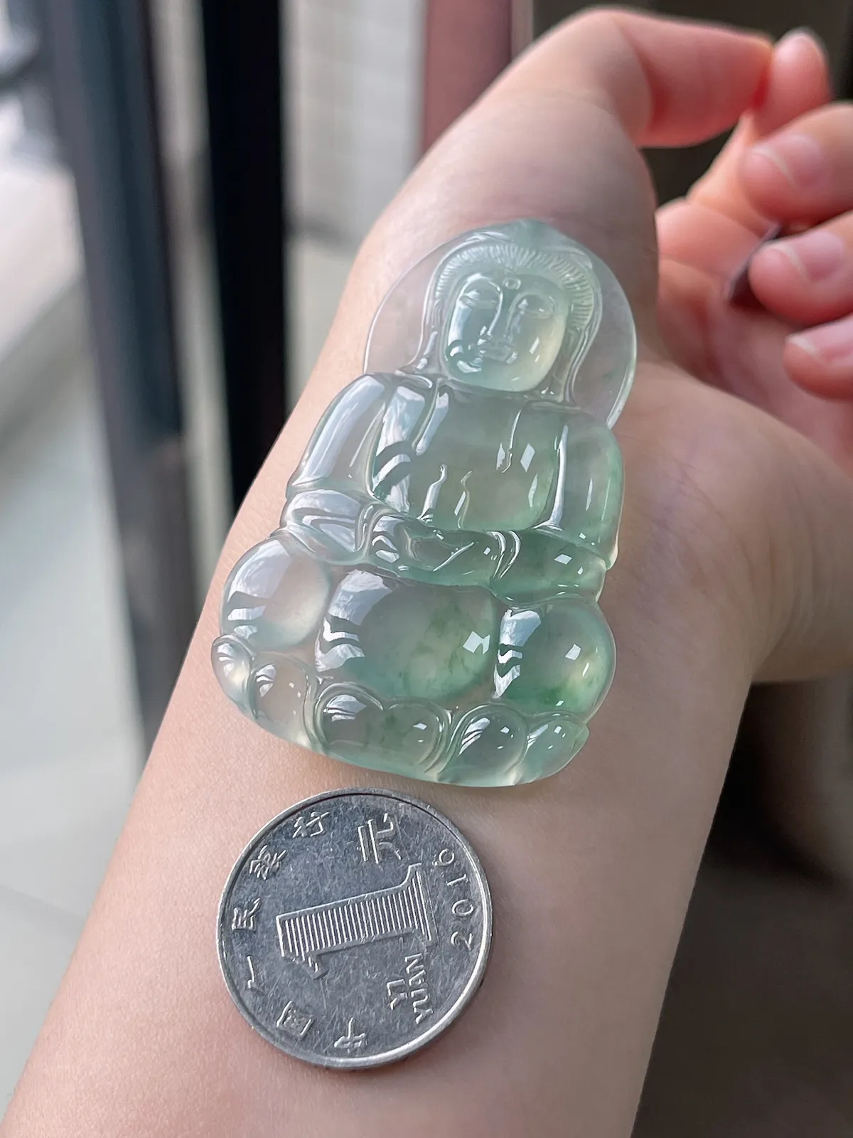 翡翠冰种浅绿色飘花大观音挂坠