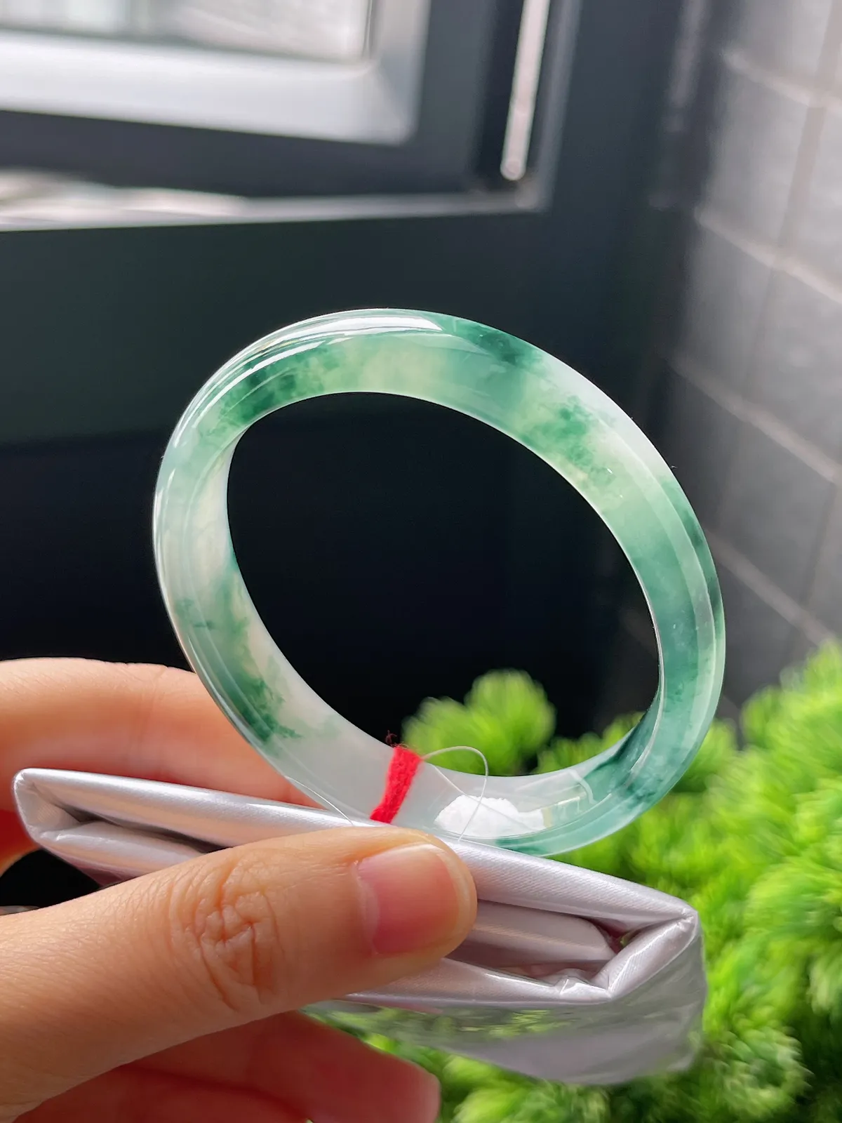 贵妃镯54.8圈口，翡翠冰种飘绿手镯