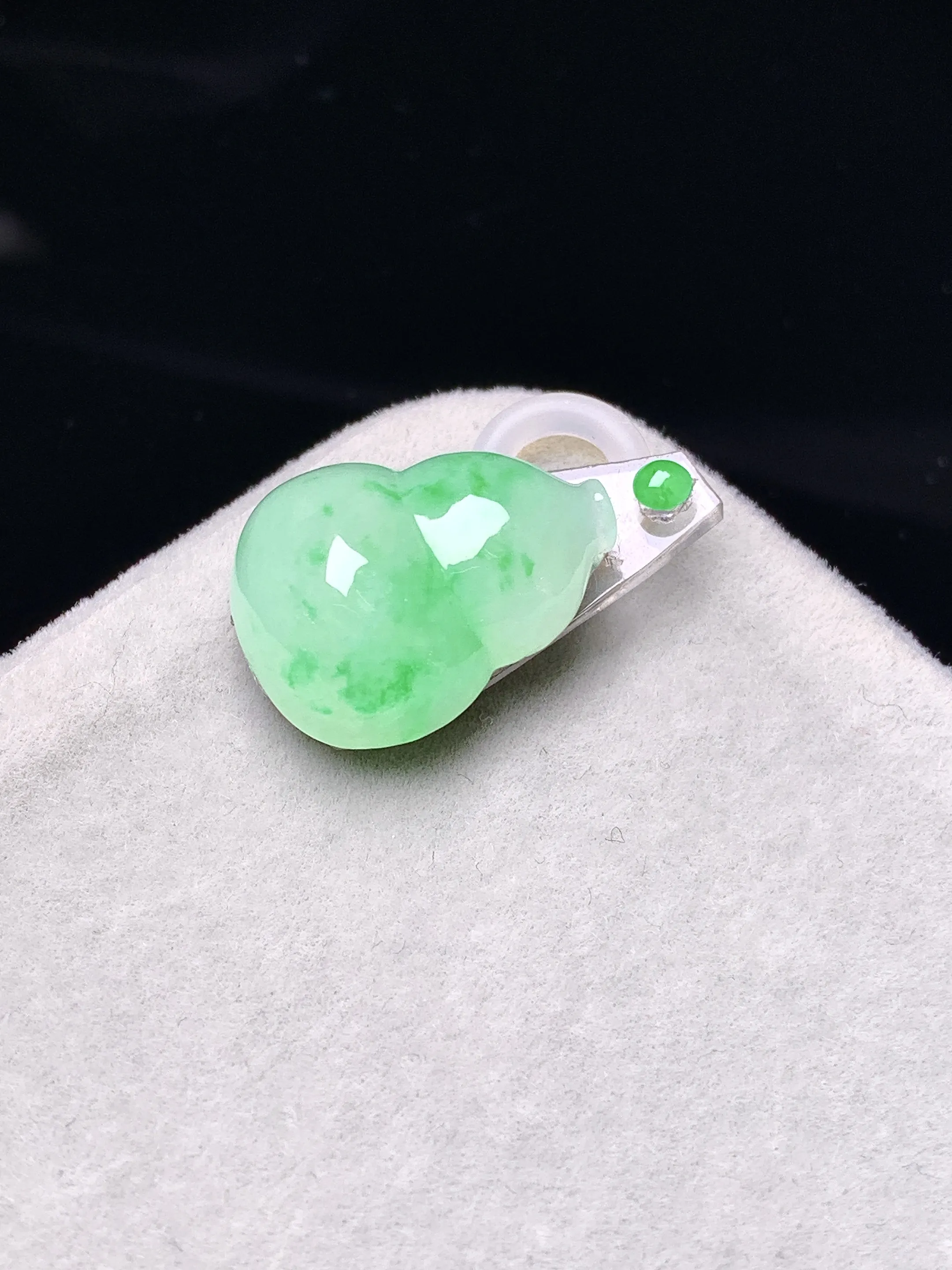 镶嵌款 翠绿葫芦吊坠 玉质细腻  色泽清新艳丽 整体尺寸17.6*14*7.2