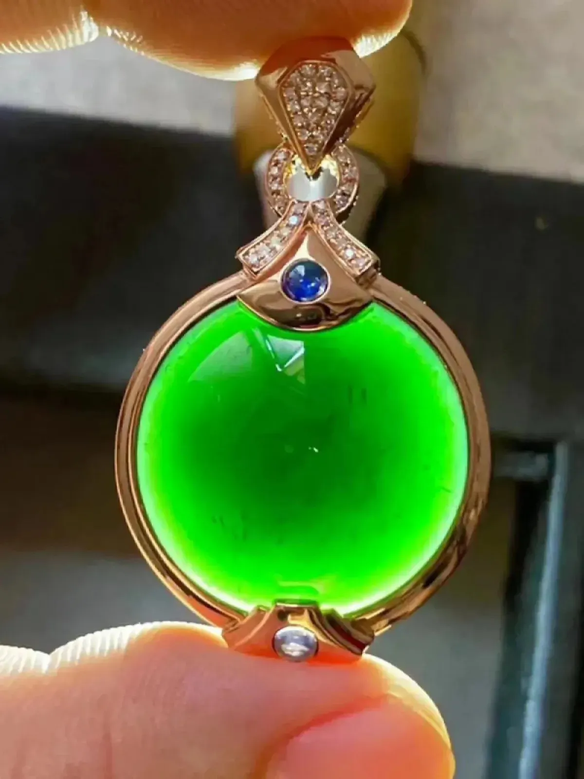 墨翠【大蛋面吊坠】18K金+南非钻镶嵌，细腻干净，黑度好、性价比高，雕工精湛，打灯透绿 裸石尺寸：2