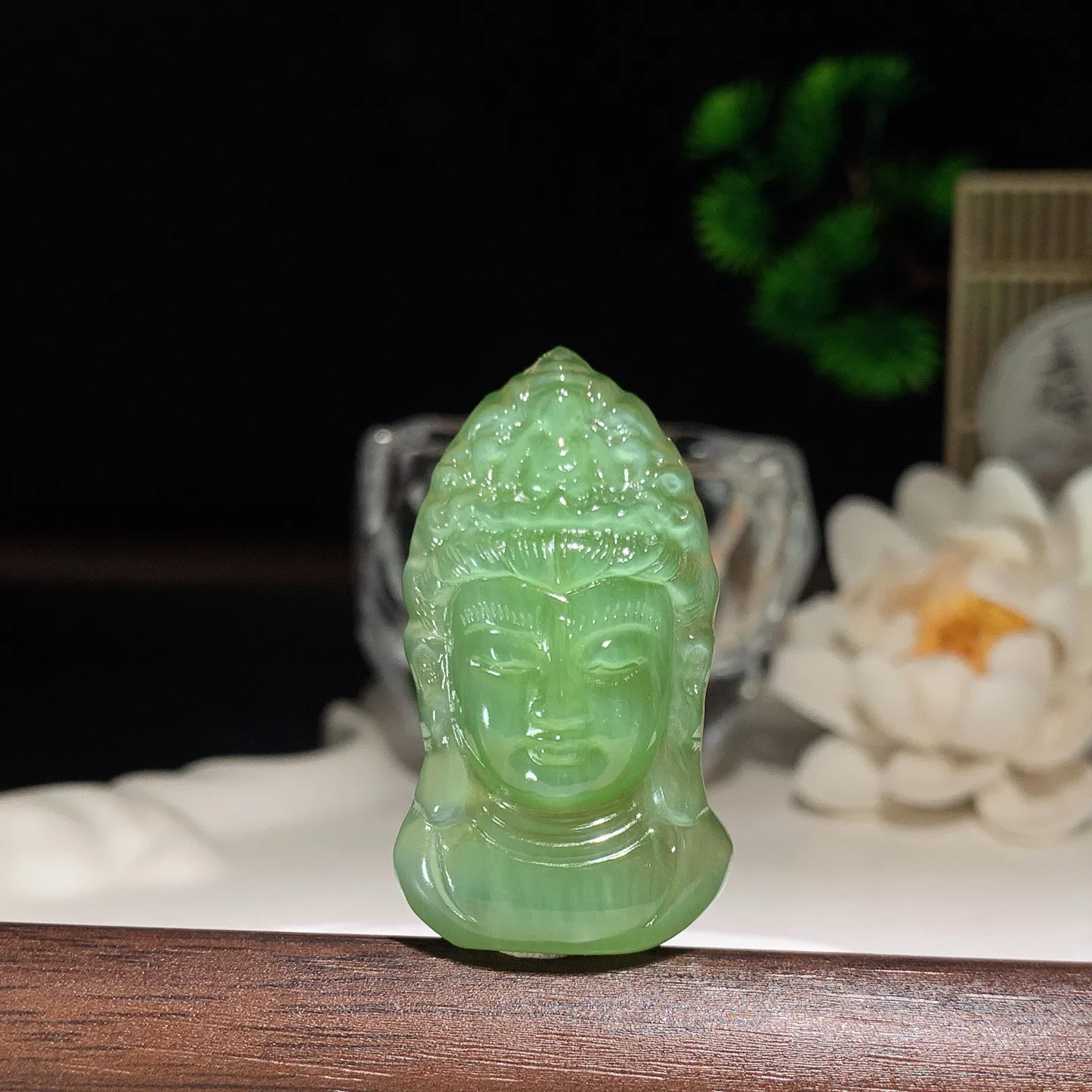 和田玉阳绿猫眼俄罗斯碧玉观音头挂件 尺寸40/21/11重13.7克。玉质细腻油润。手推出油。佩戴高端典雅。lt260204
