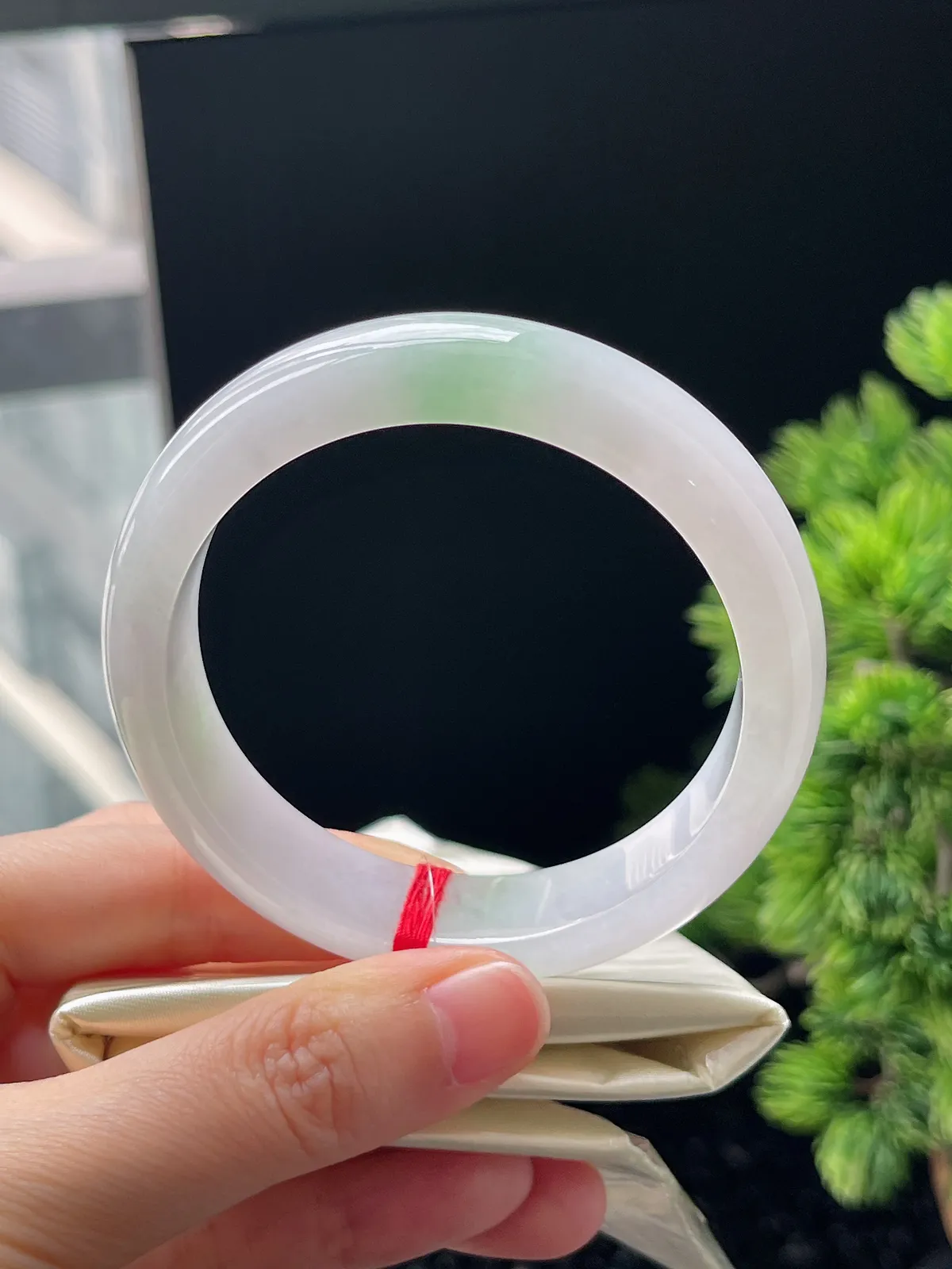 正圈57.3圈口，翡翠冰糯种飘绿手镯