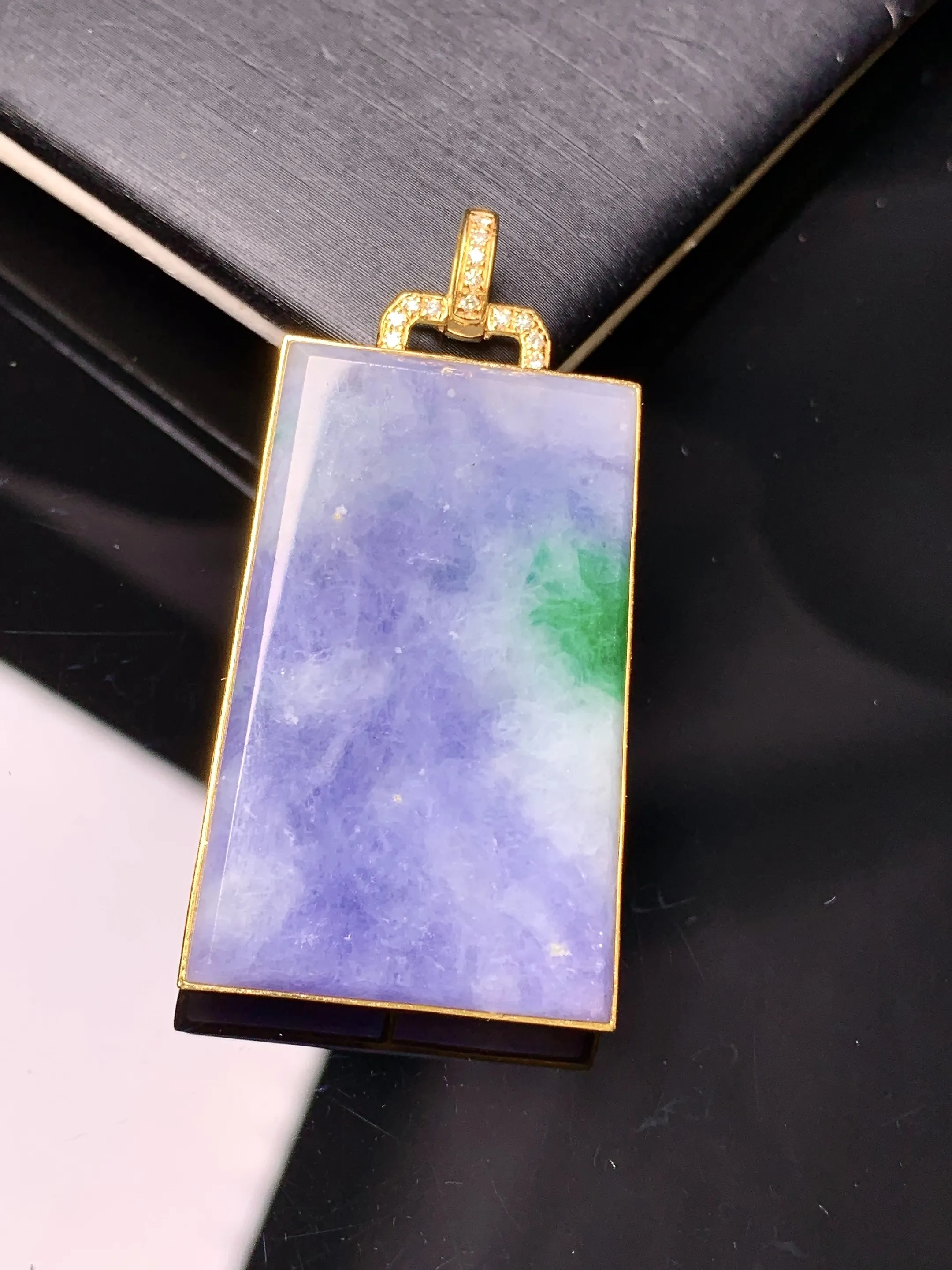 18k金钻镶嵌紫罗兰飘绿无事牌吊坠 玉质细腻 色泽艳丽清新 整体尺寸47.8*22.2*5.5
