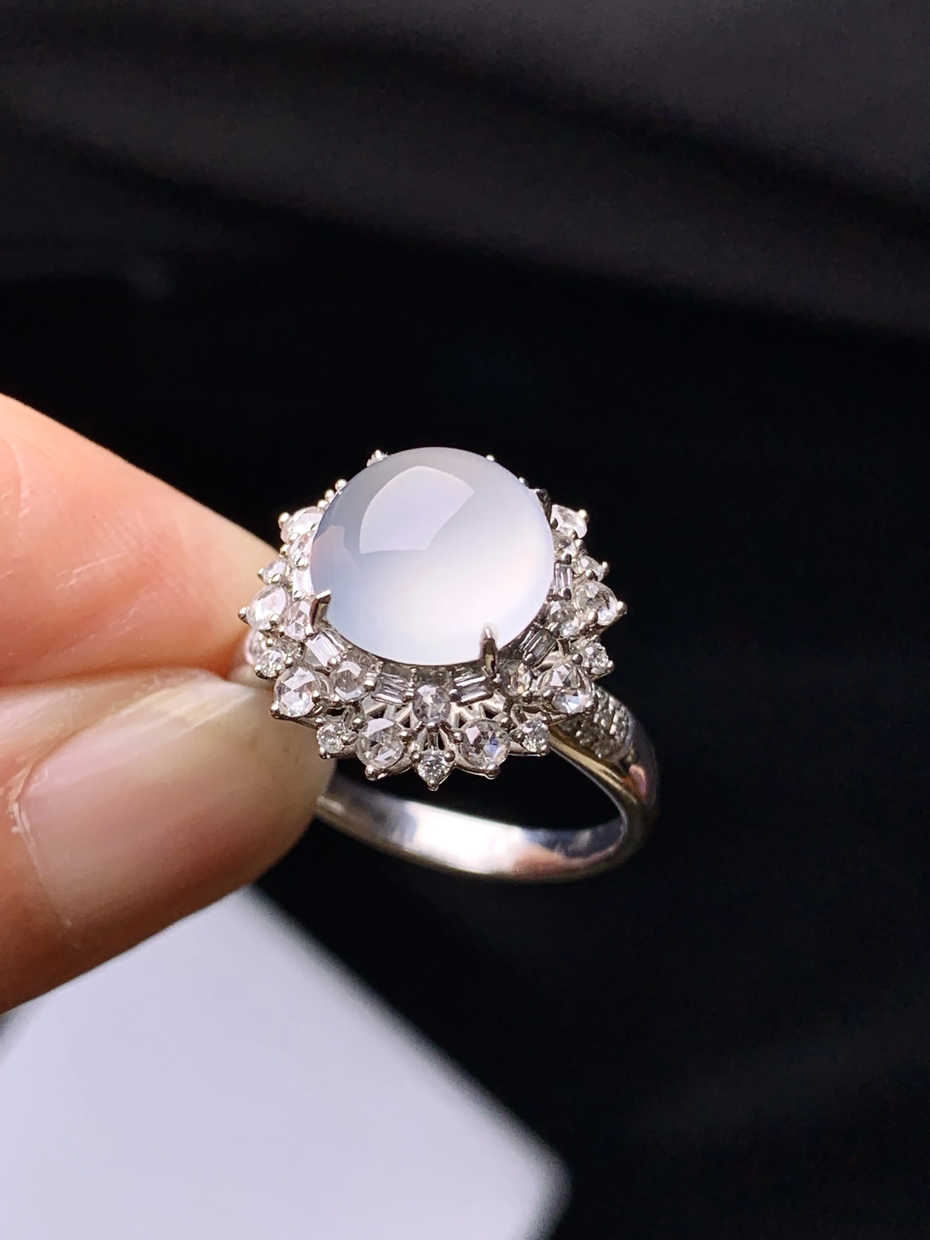 18k金钻镶嵌冰种蛋面戒指 玉质细腻  色泽清新艳丽 圈口14 整体尺寸15.2*12.5