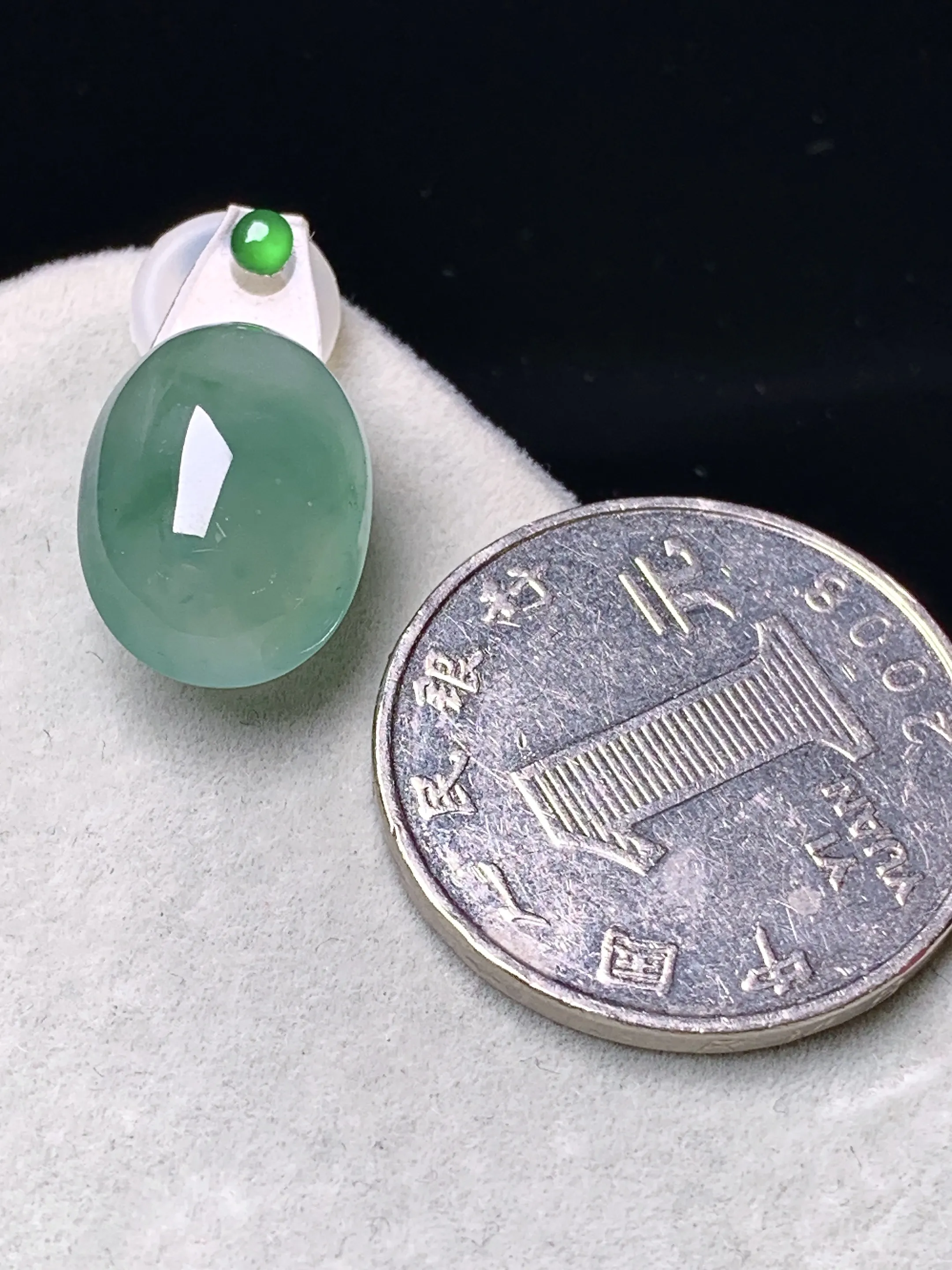 镶嵌款 飘绿蛋面吊坠 玉质细腻  色泽清新艳丽 整体尺寸16.8*11.8*8.5