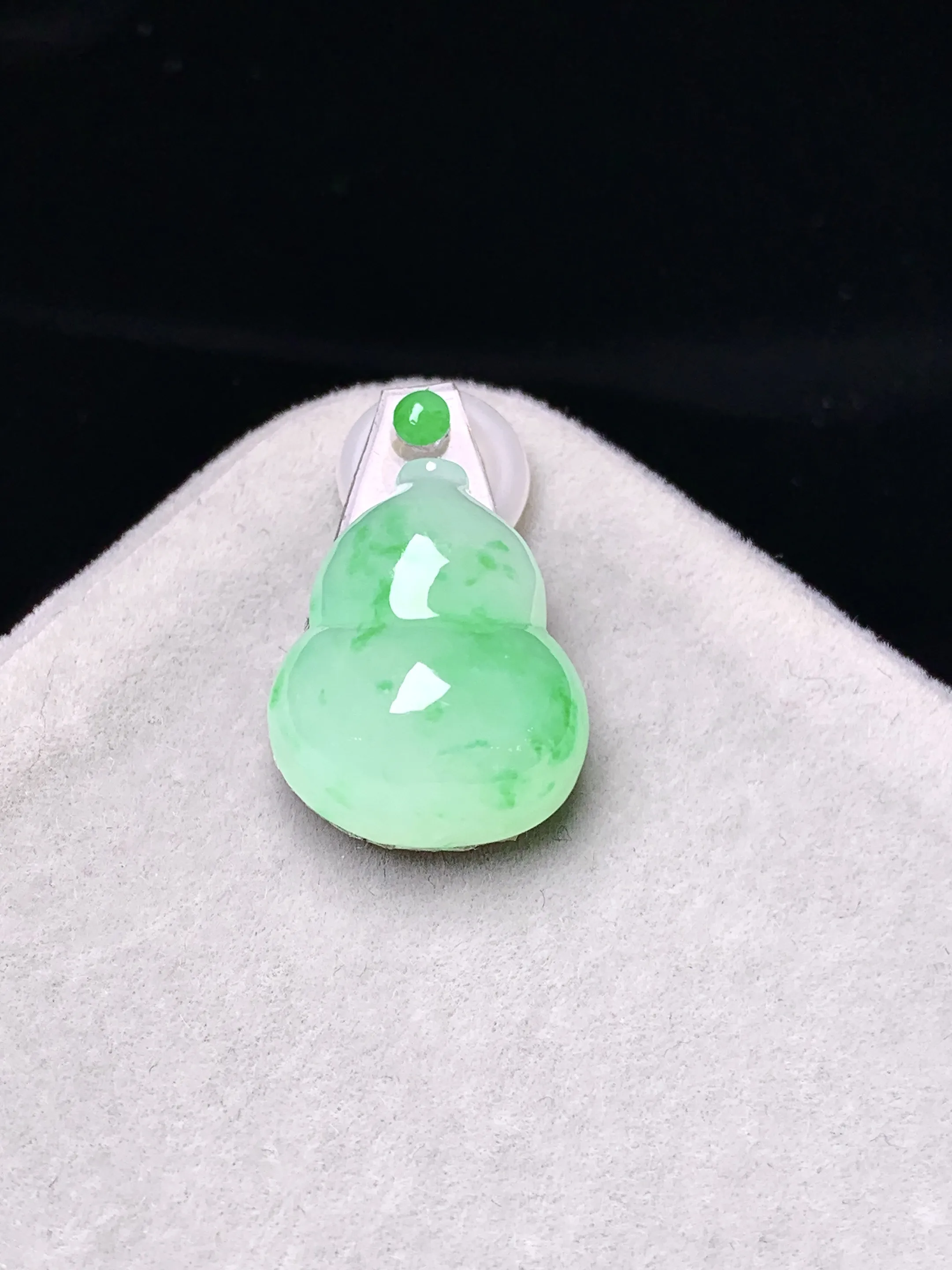 镶嵌款 翠绿葫芦吊坠 玉质细腻  色泽清新艳丽 整体尺寸17.6*14*7.2