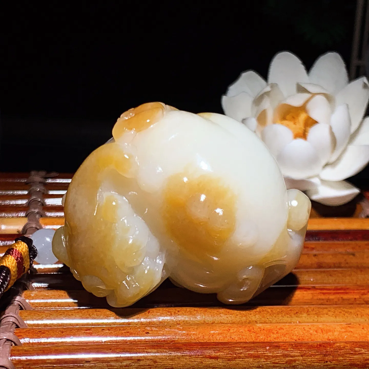 新疆和田玉白玉羊脂白且末糖招财进宝貔貅把件 回头貔貅把件 尺寸58/42/30重119.5克。玉质细腻油润。手推出油。品相大气 lt260204