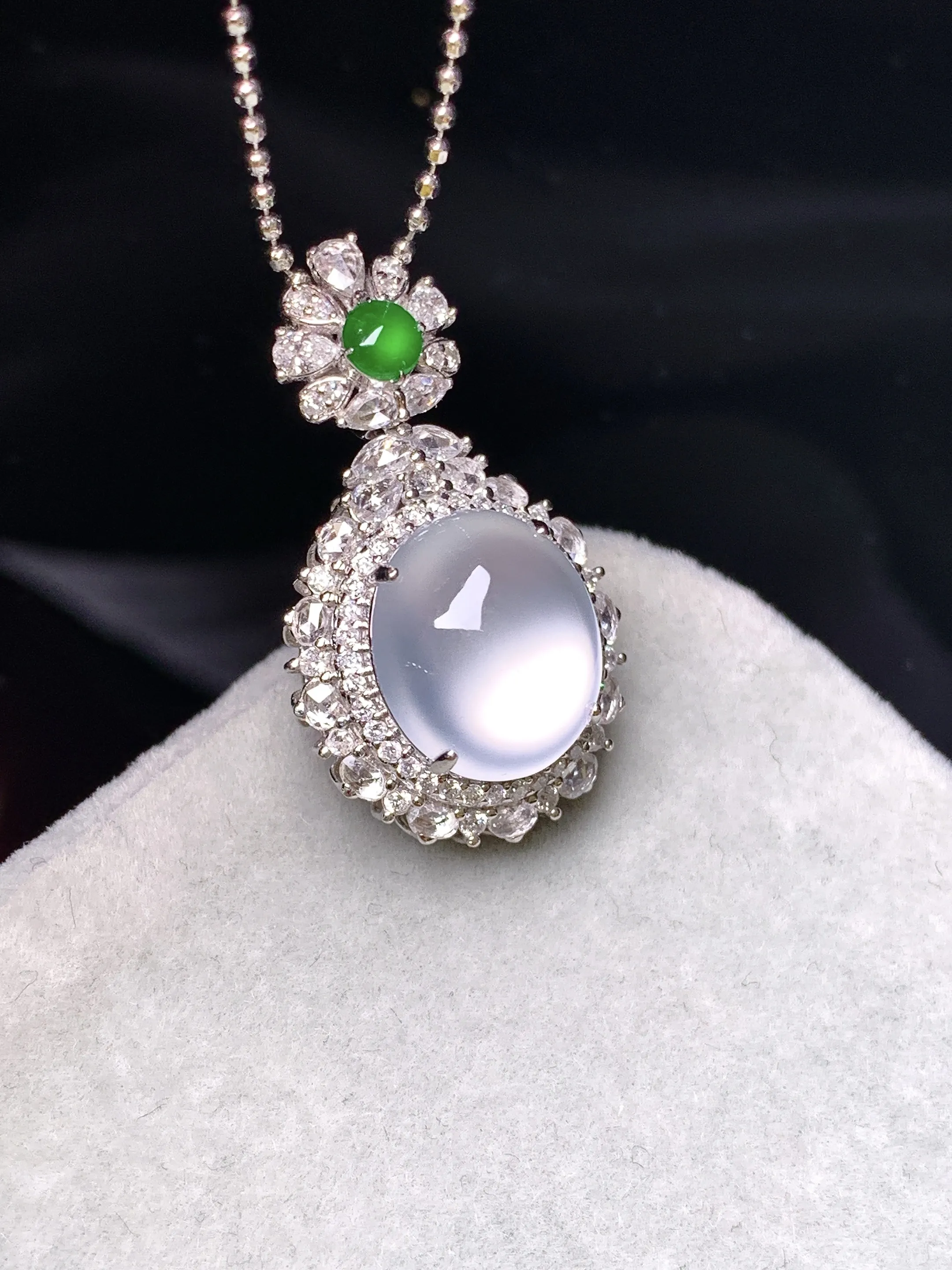 18k金钻镶嵌玻璃种蛋面吊坠 玉质细腻 色泽艳丽清新 整体尺寸26.8*15.5*12