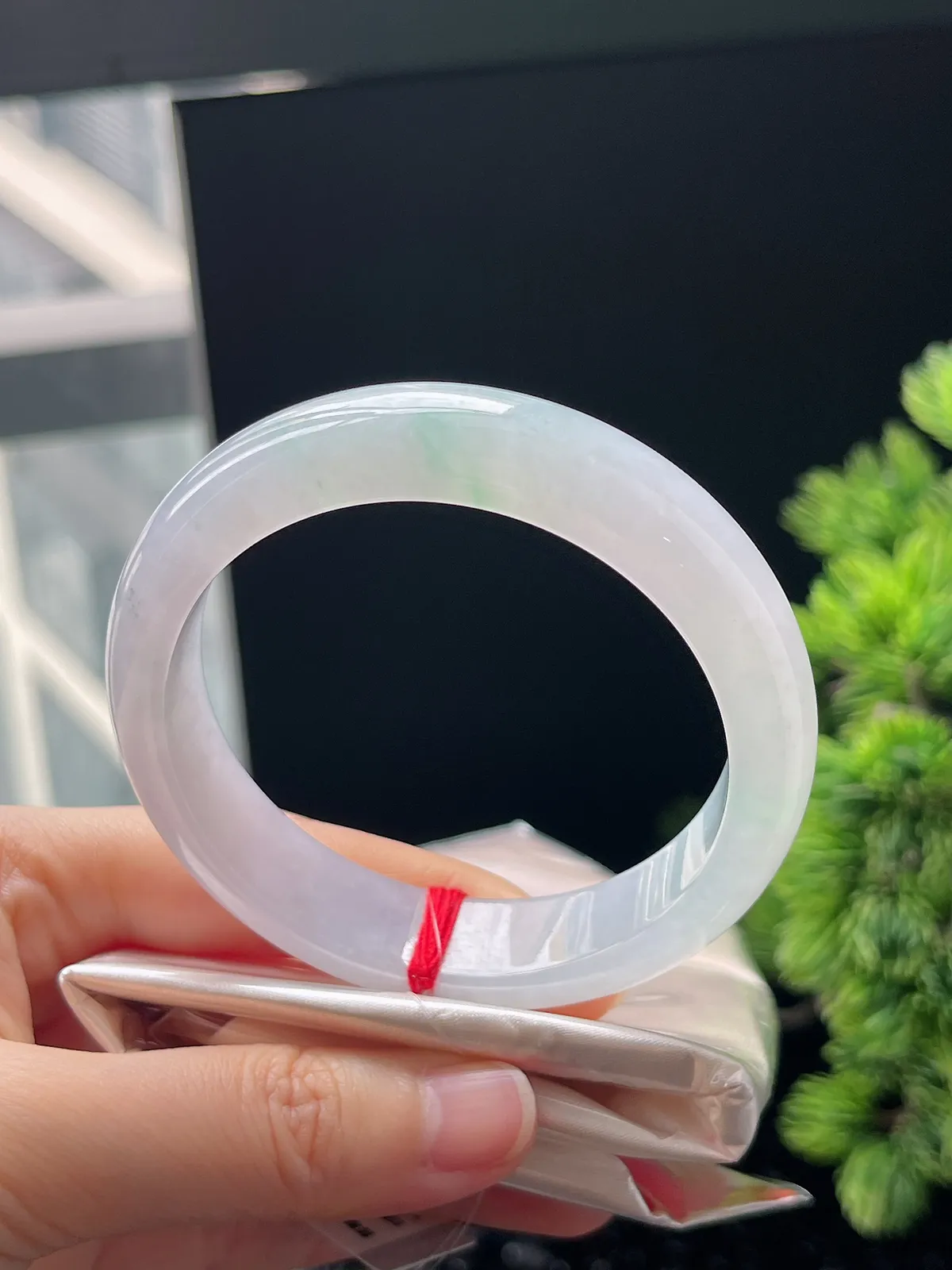 正圈57圈口，翡翠冰糯种淡绿色手镯