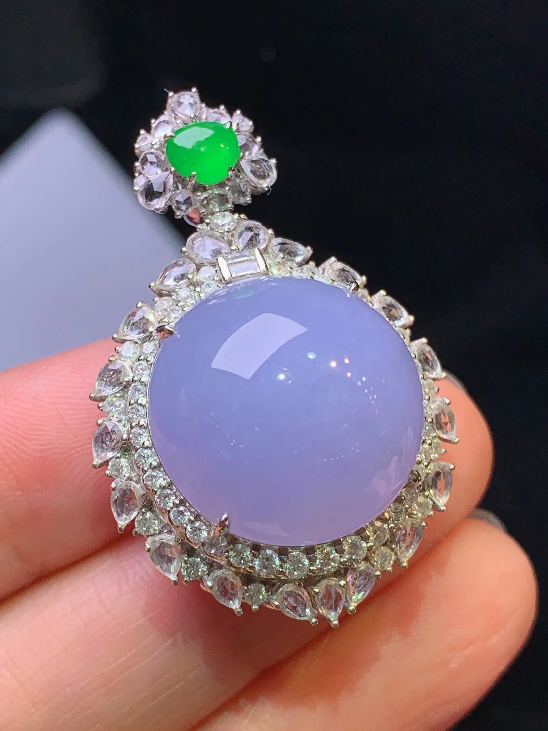 18k金钻镶嵌紫罗兰蛋面吊坠 玉质细腻  色泽清新艳丽 整体尺寸38.3*25*17.5