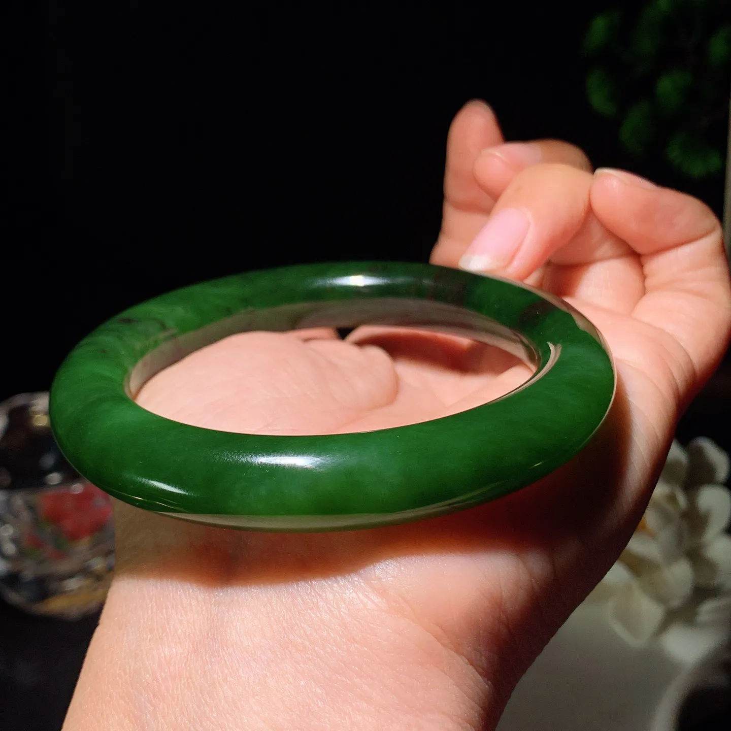 59圈口 和田玉菠菜绿红皮料俄罗斯碧玉圆条手镯 59圈口条宽11厚11重68克。玉质细腻油润。手推出油。佩戴高端典雅。lt260205