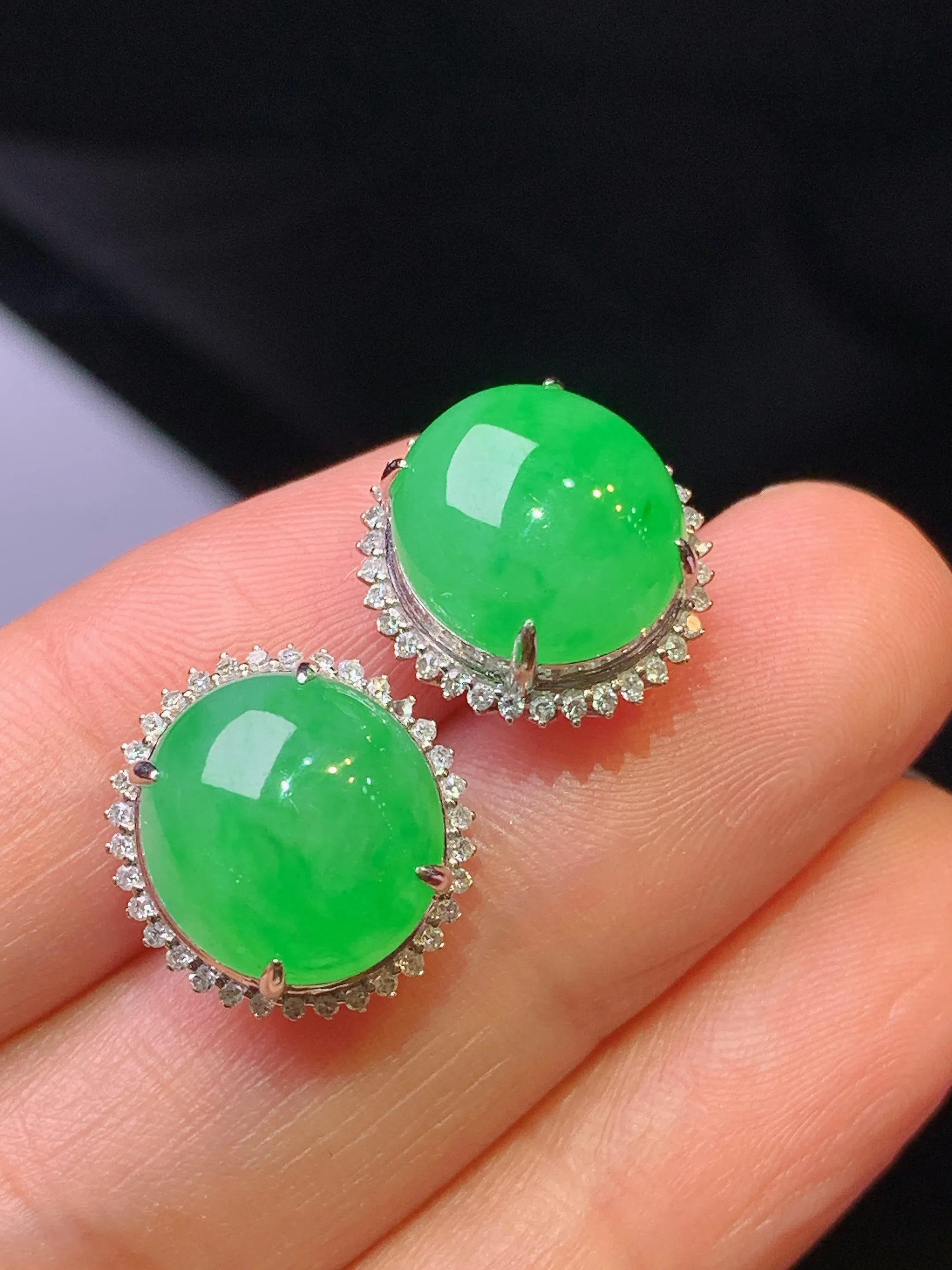 18k金钻镶嵌翠绿蛋面耳钉 玉质细腻 色泽艳丽清新 整体尺寸14.5*13.5*8.8