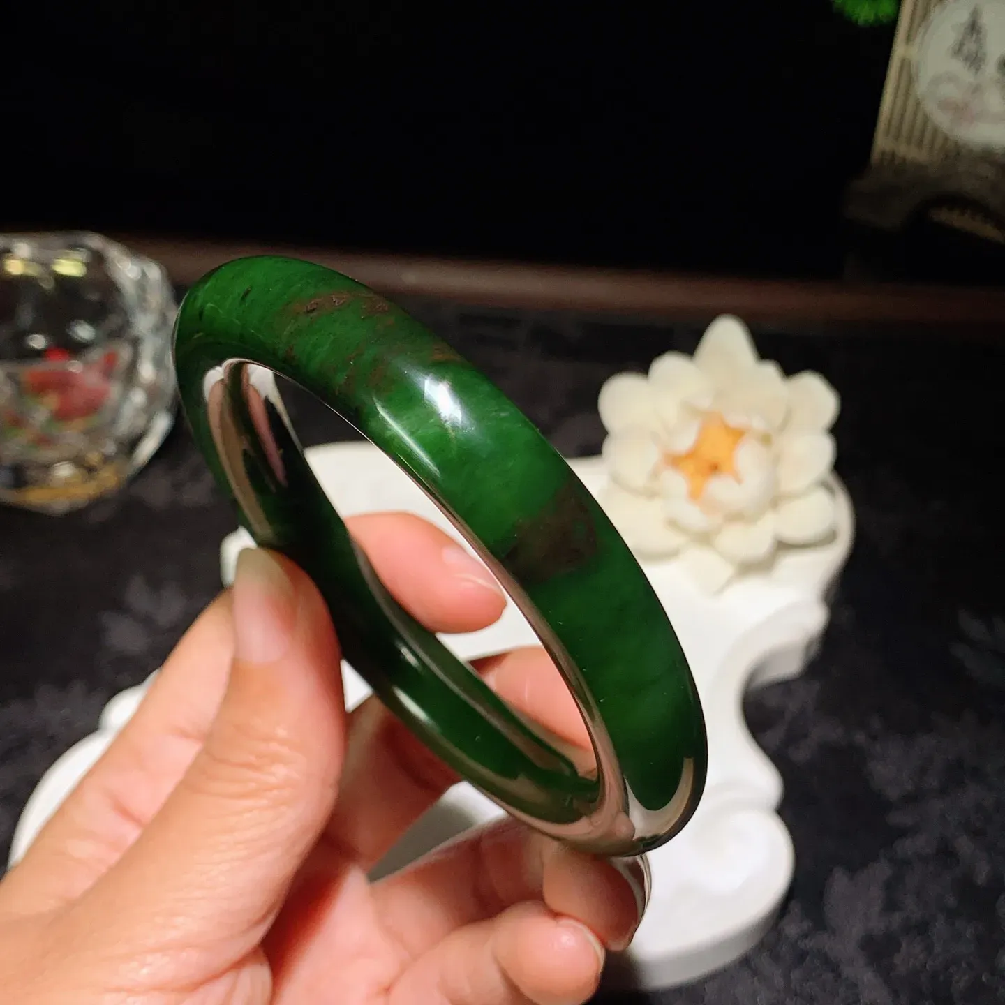59圈口 和田玉菠菜绿红皮料俄罗斯碧玉圆条手镯 59圈口条宽11厚11重68克。玉质细腻油润。手推出油。佩戴高端典雅。lt260205
