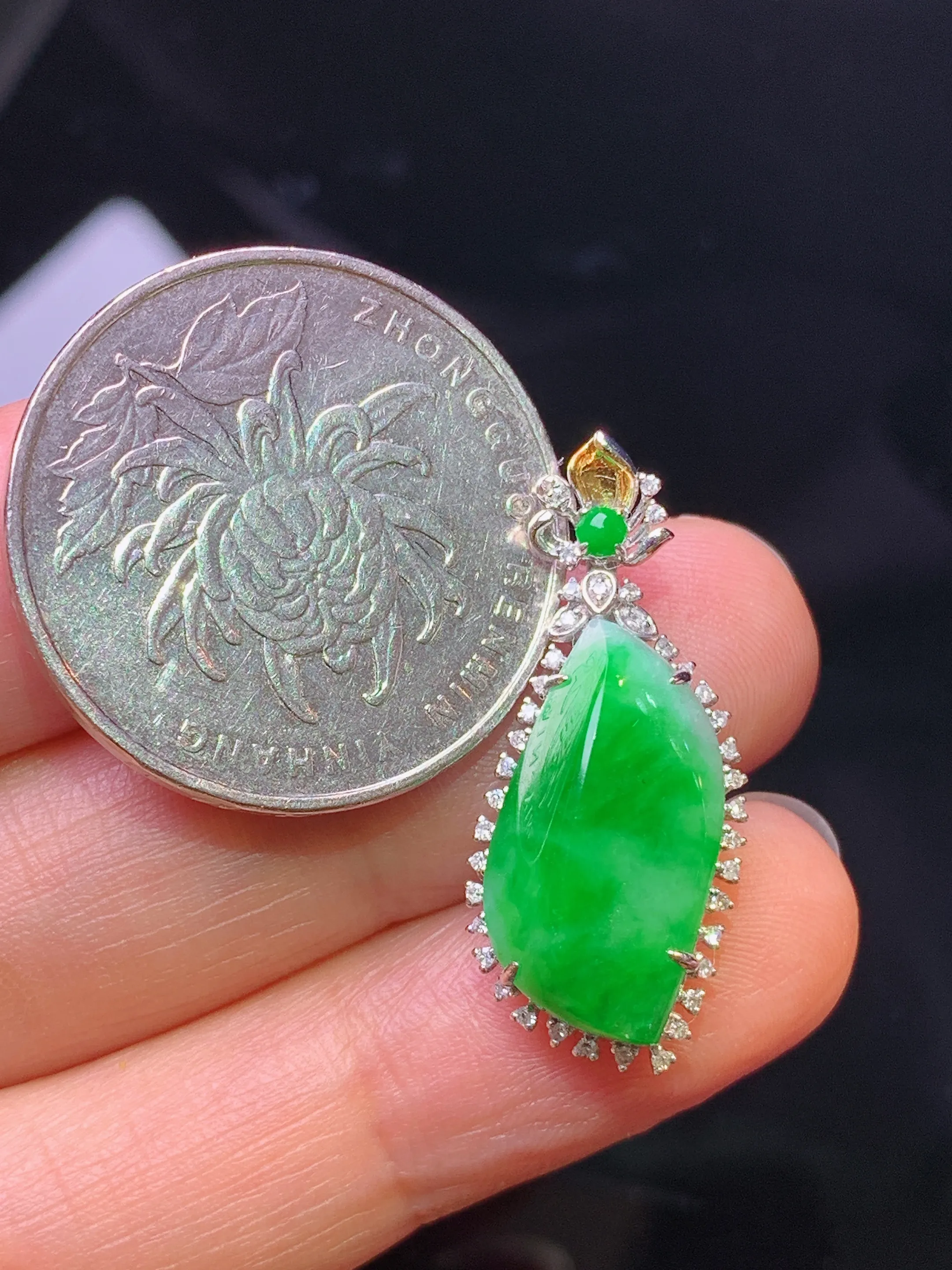 18k金钻镶嵌翠绿随形吊坠 玉质细腻  色泽清新艳丽 整体尺寸27.8*12.2*7.3