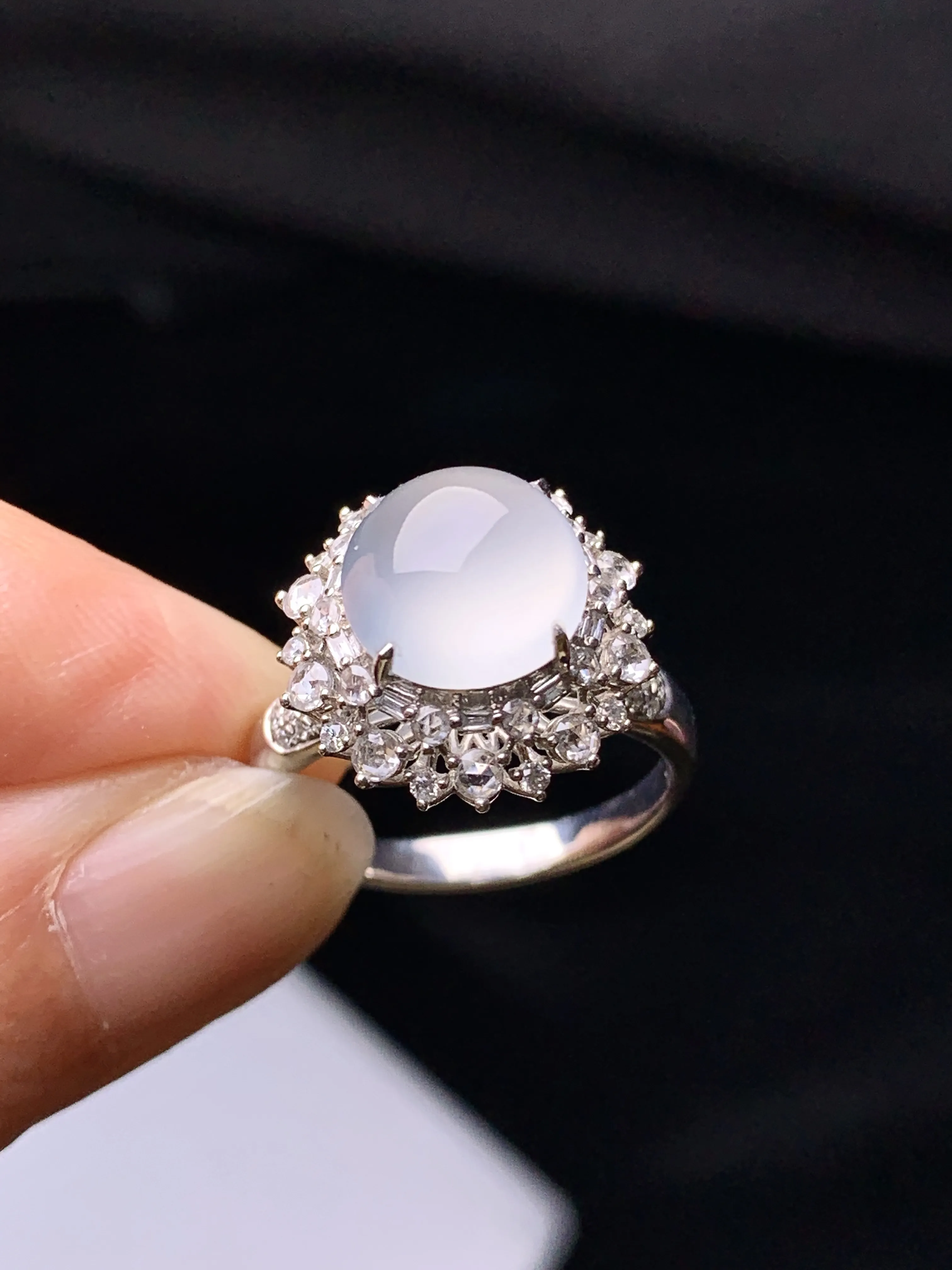 18k金钻镶嵌冰种蛋面戒指 玉质细腻  色泽清新艳丽 圈口14 整体尺寸15.2*12.5