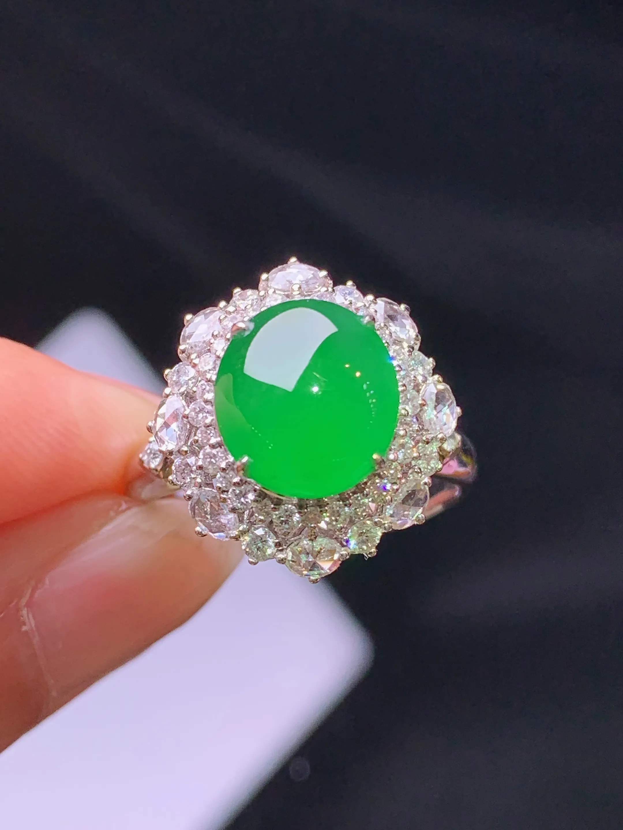 18k金钻镶嵌满绿蛋面戒指吊坠两用款 玉质细腻  色泽清新艳丽 圈口14 整体尺寸24.3*15.5*10.2