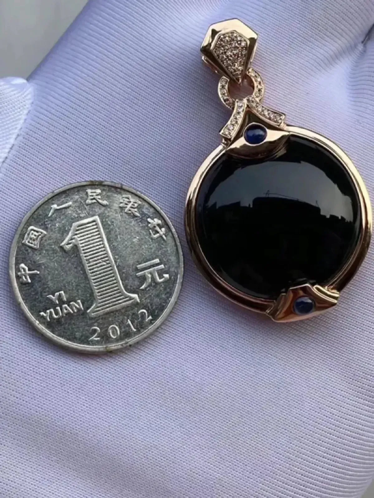 墨翠【大蛋面吊坠】18K金+南非钻镶嵌，细腻干净，黑度好、性价比高，雕工精湛，打灯透绿 裸石尺寸：24.2*