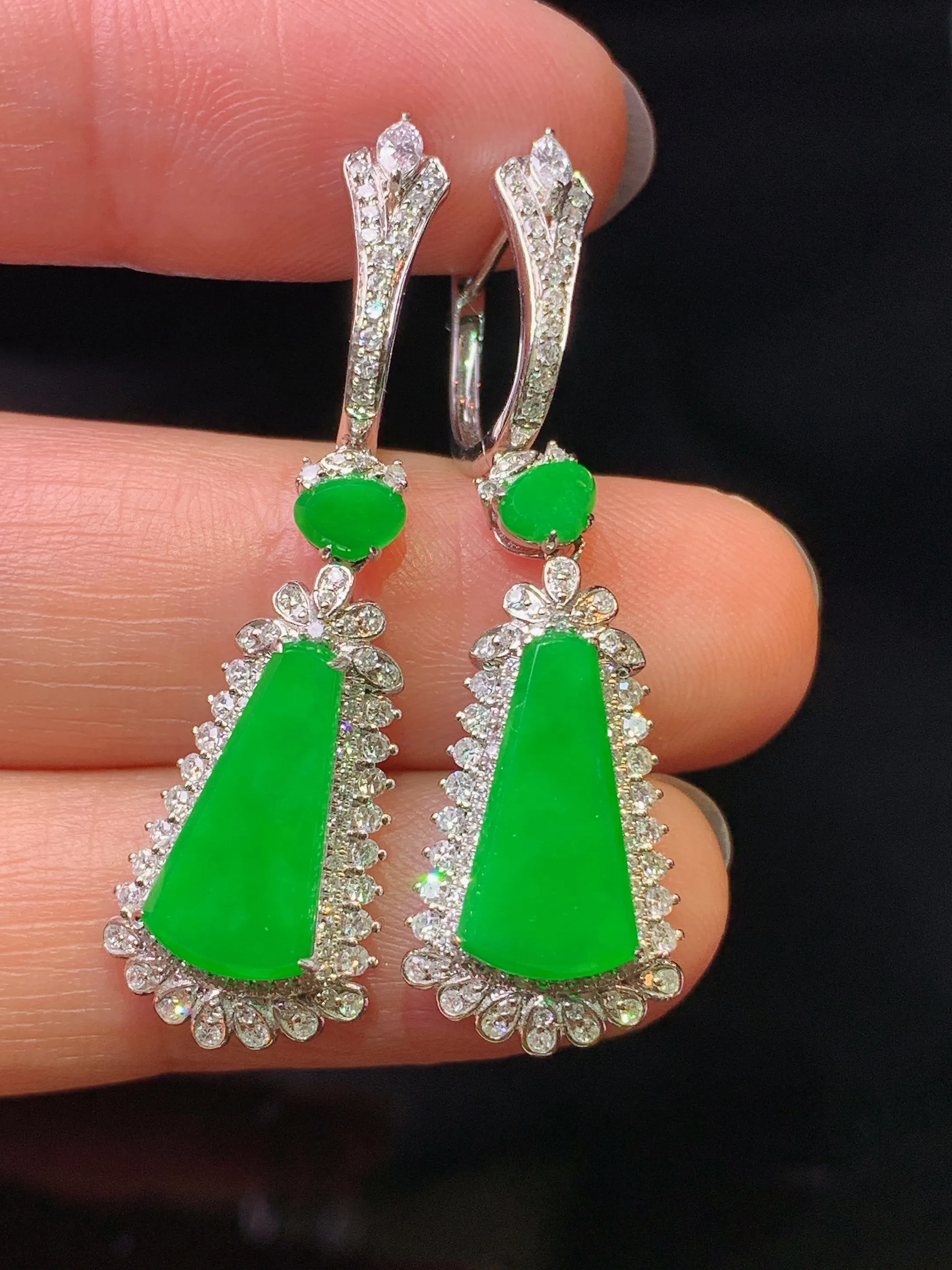 18k金钻镶嵌翠绿无事牌耳坠 玉质细腻 色泽艳丽清新 整体尺寸39.2*11.5*5.5