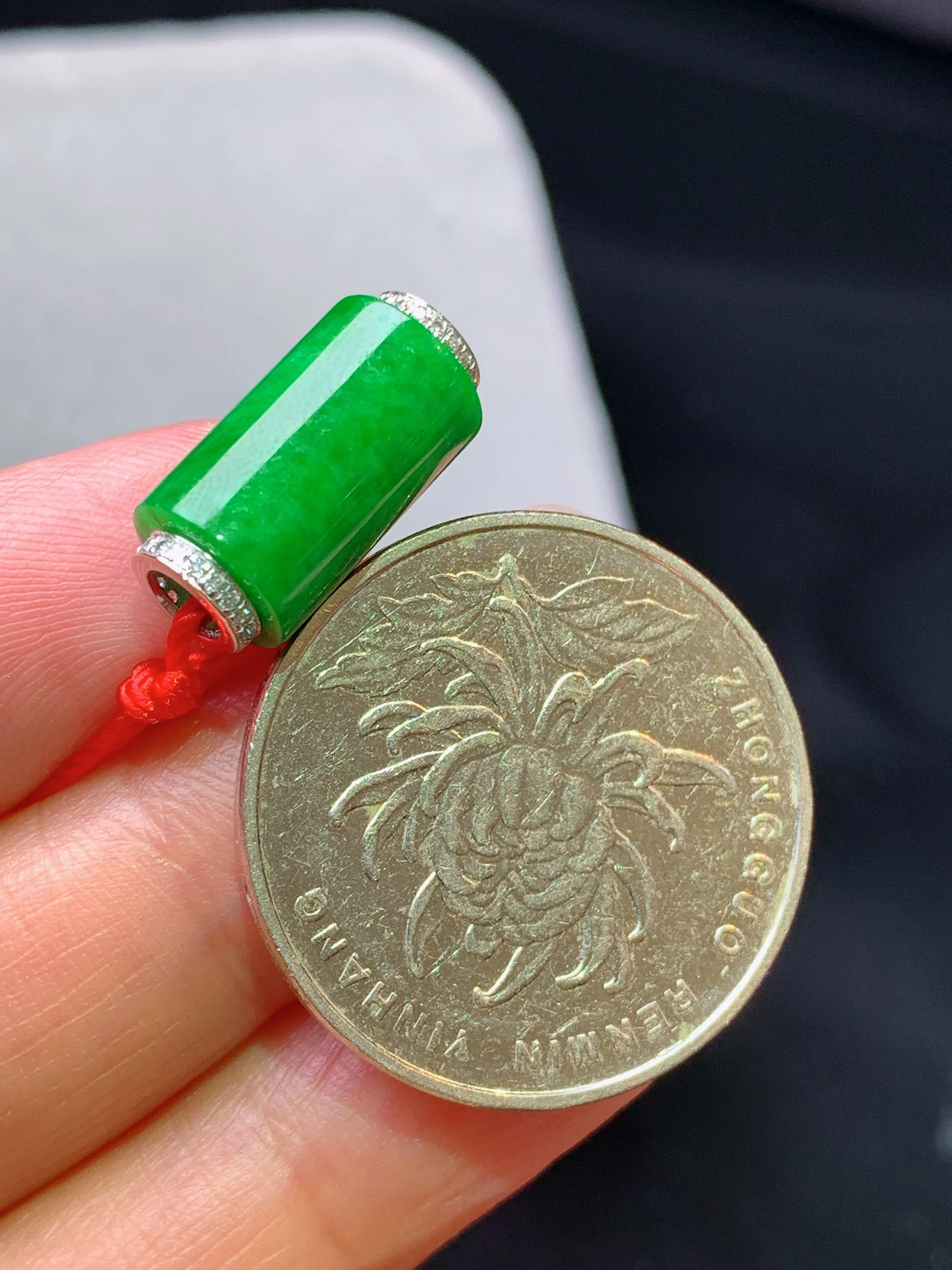 18k金钻镶嵌满绿路路通吊坠 玉质细腻 色泽艳丽清新 整体尺寸16.2*8