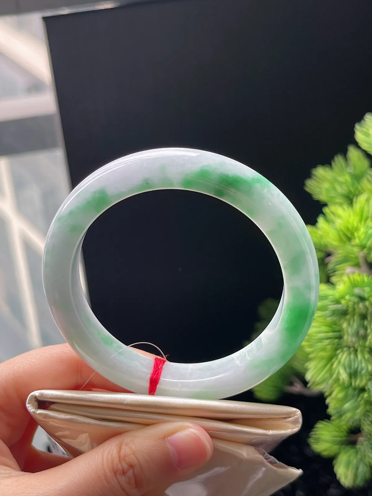 正圈58.8圈口，翡翠糯化种飘绿手镯