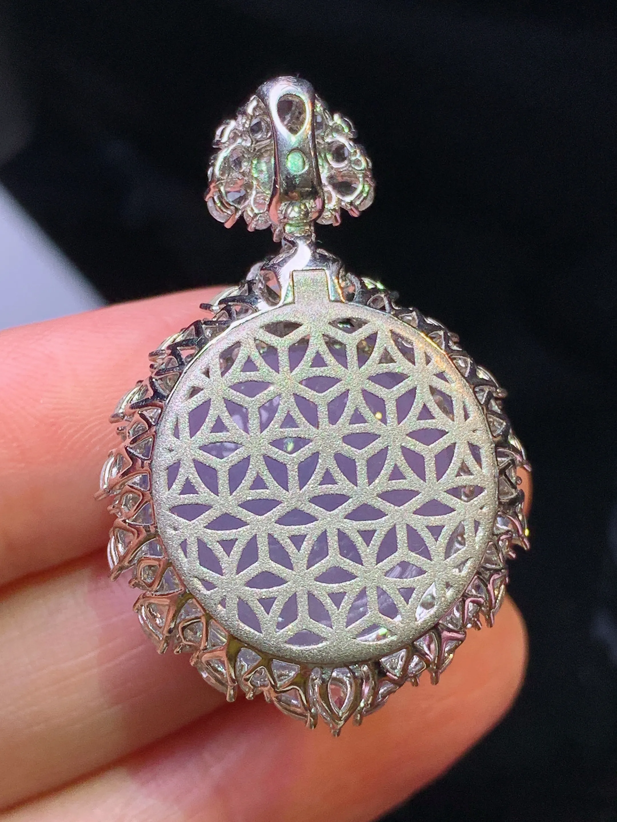 18k金钻镶嵌紫罗兰蛋面吊坠 玉质细腻  色泽清新艳丽 整体尺寸38.3*25*17.5