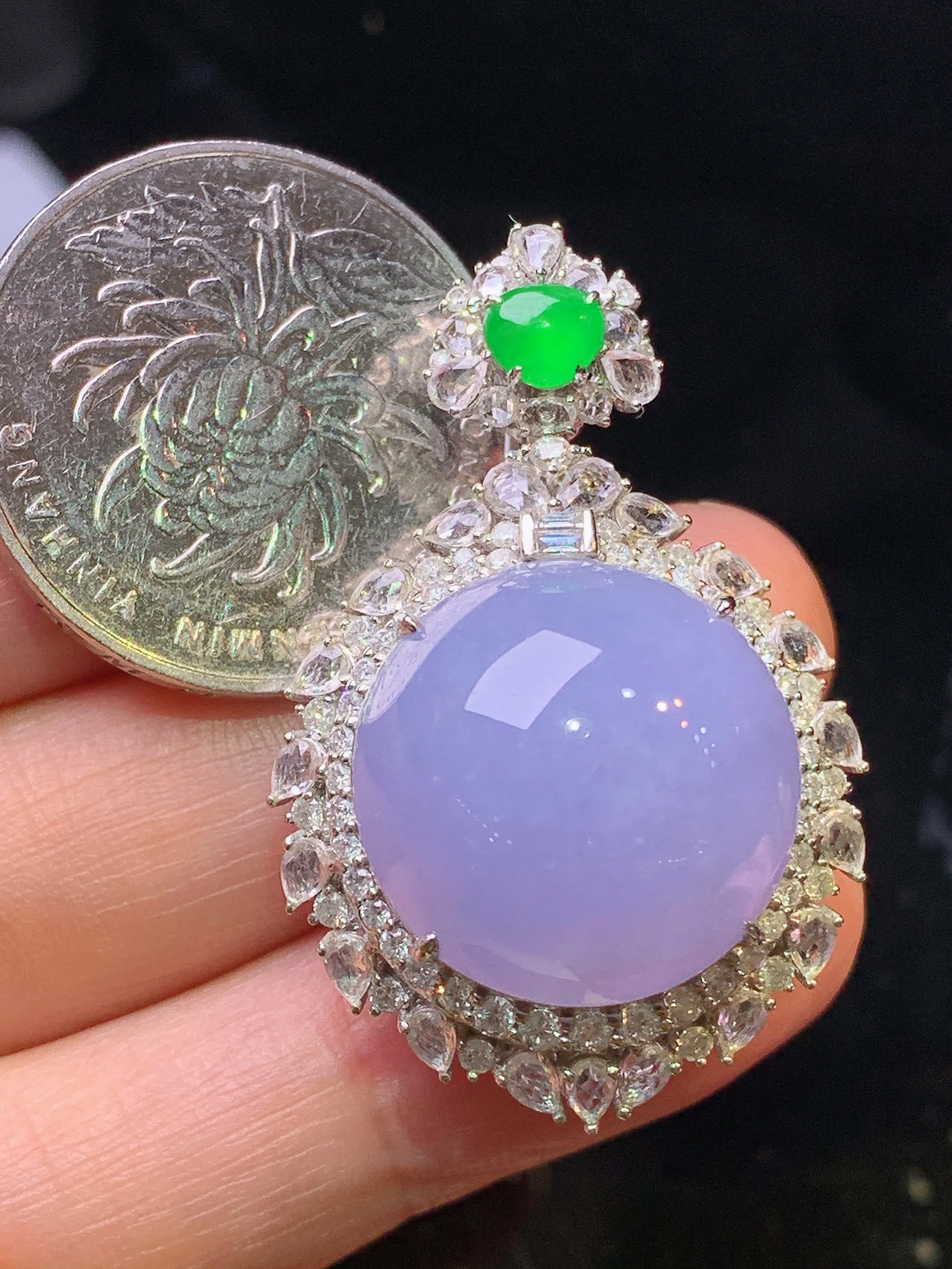 18k金钻镶嵌紫罗兰蛋面吊坠 玉质细腻  色泽清新艳丽 整体尺寸38.3*25*17.5