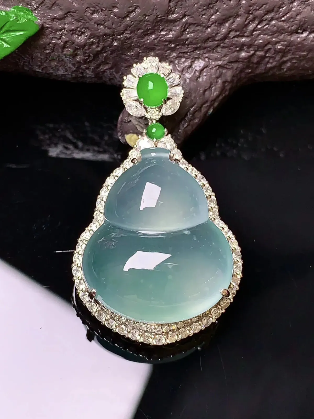 18k金钻镶嵌冰种葫芦吊坠 玉质细腻 色泽清新艳丽  整体尺寸34.5*20.5*10.8