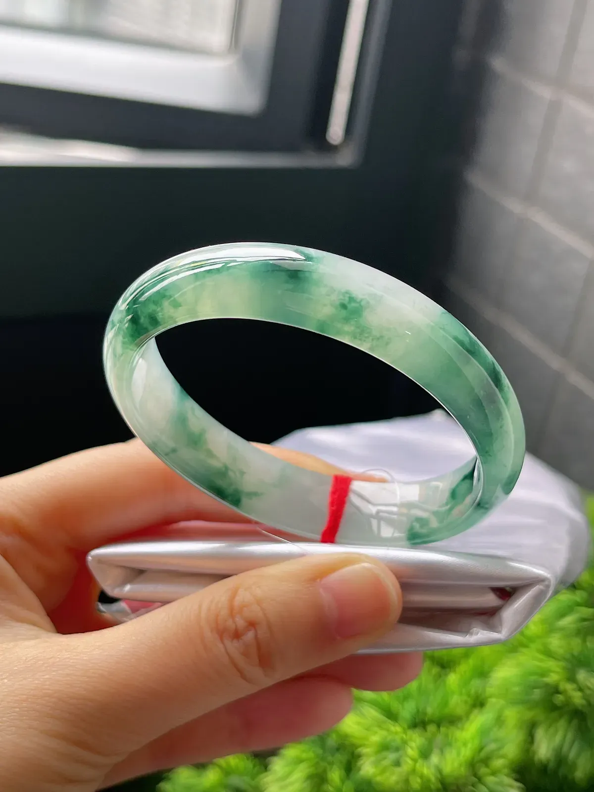 贵妃镯54.8圈口，翡翠冰种飘绿手镯