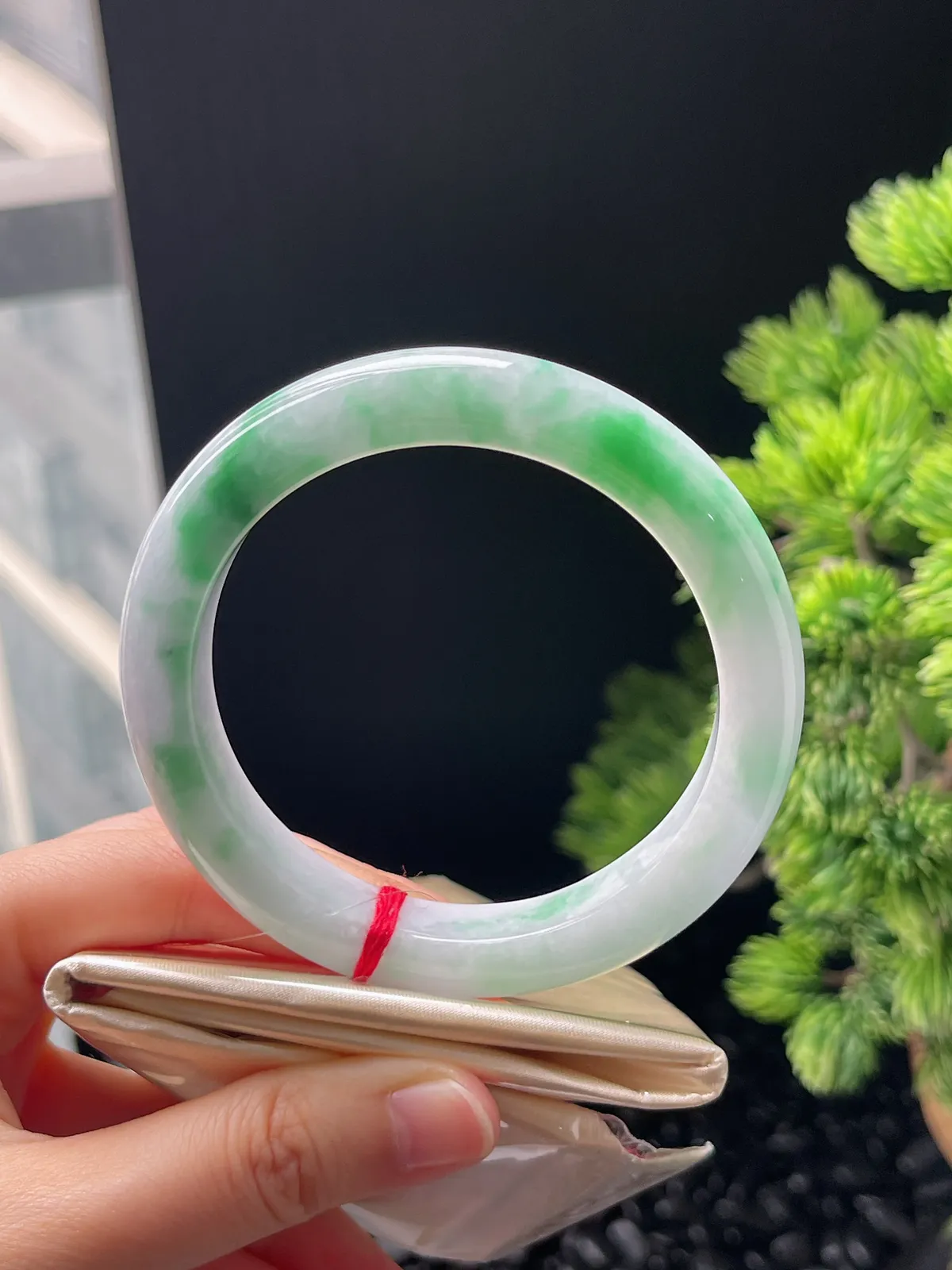 正圈58.8圈口，翡翠糯化种飘绿手镯