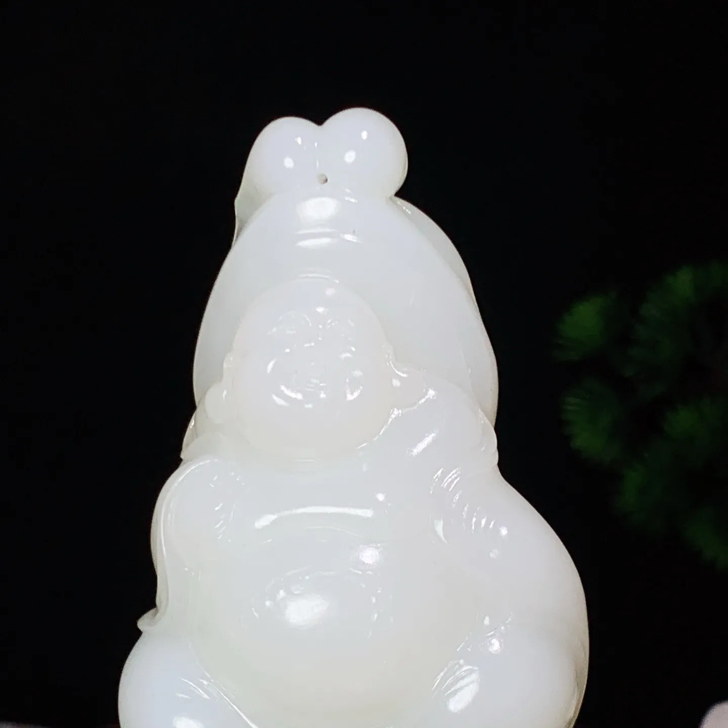 新疆和田玉白玉羊脂白佛引福来把件 尺寸80/51/31重158克。玉质细腻油润。手推出油。品相大气 lt260204