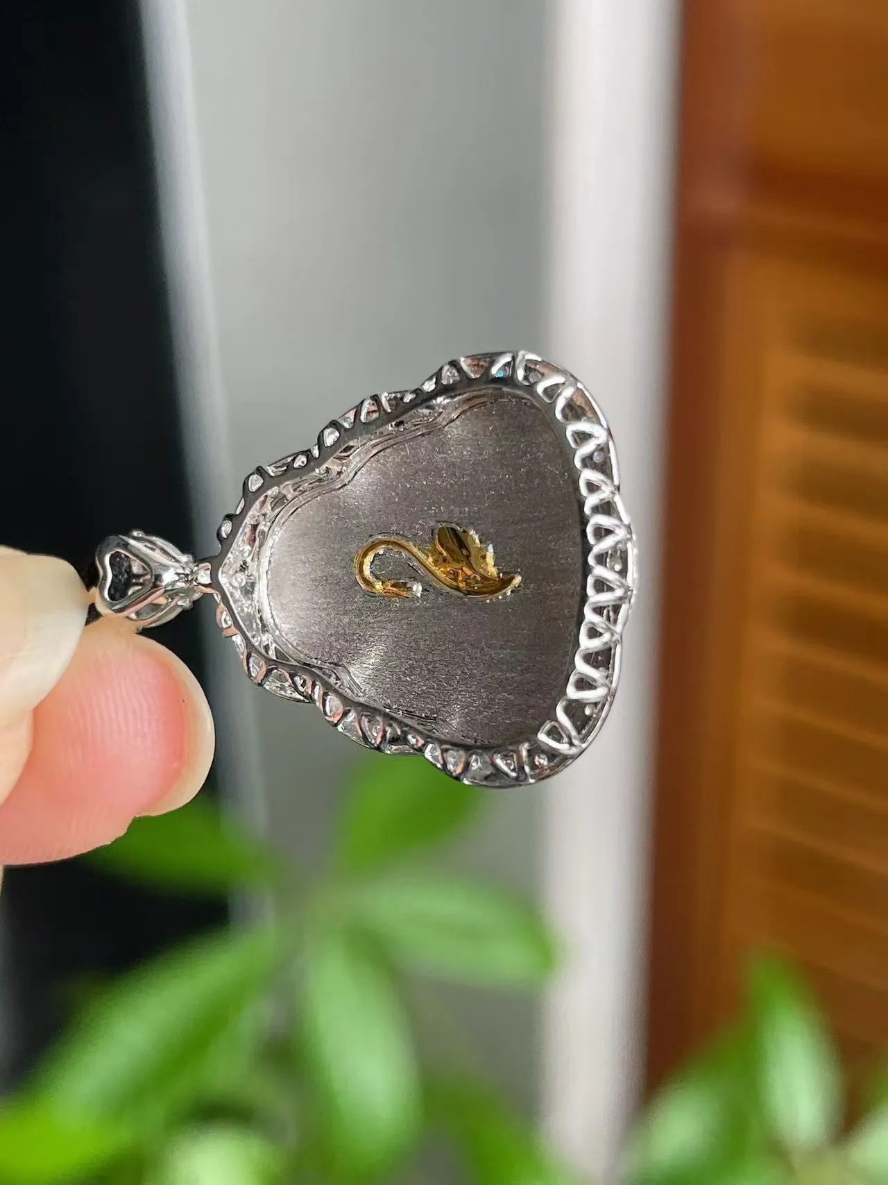 18k金钻镶冰绿佛公
整体25.2×19.2×6.2mm
裸石17×16×2mm