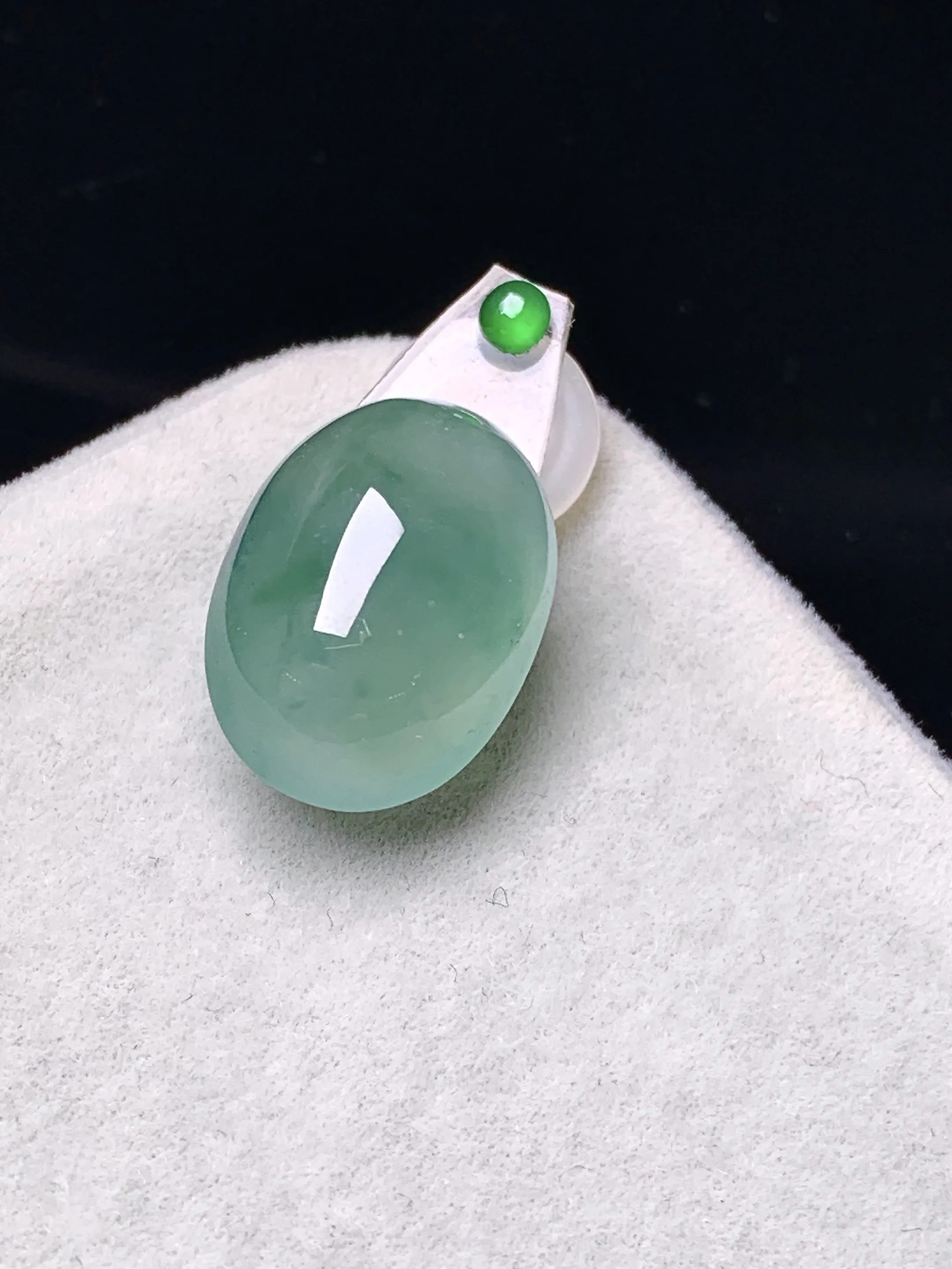 镶嵌款 飘绿蛋面吊坠 玉质细腻  色泽清新艳丽 整体尺寸16.8*11.8*8.5