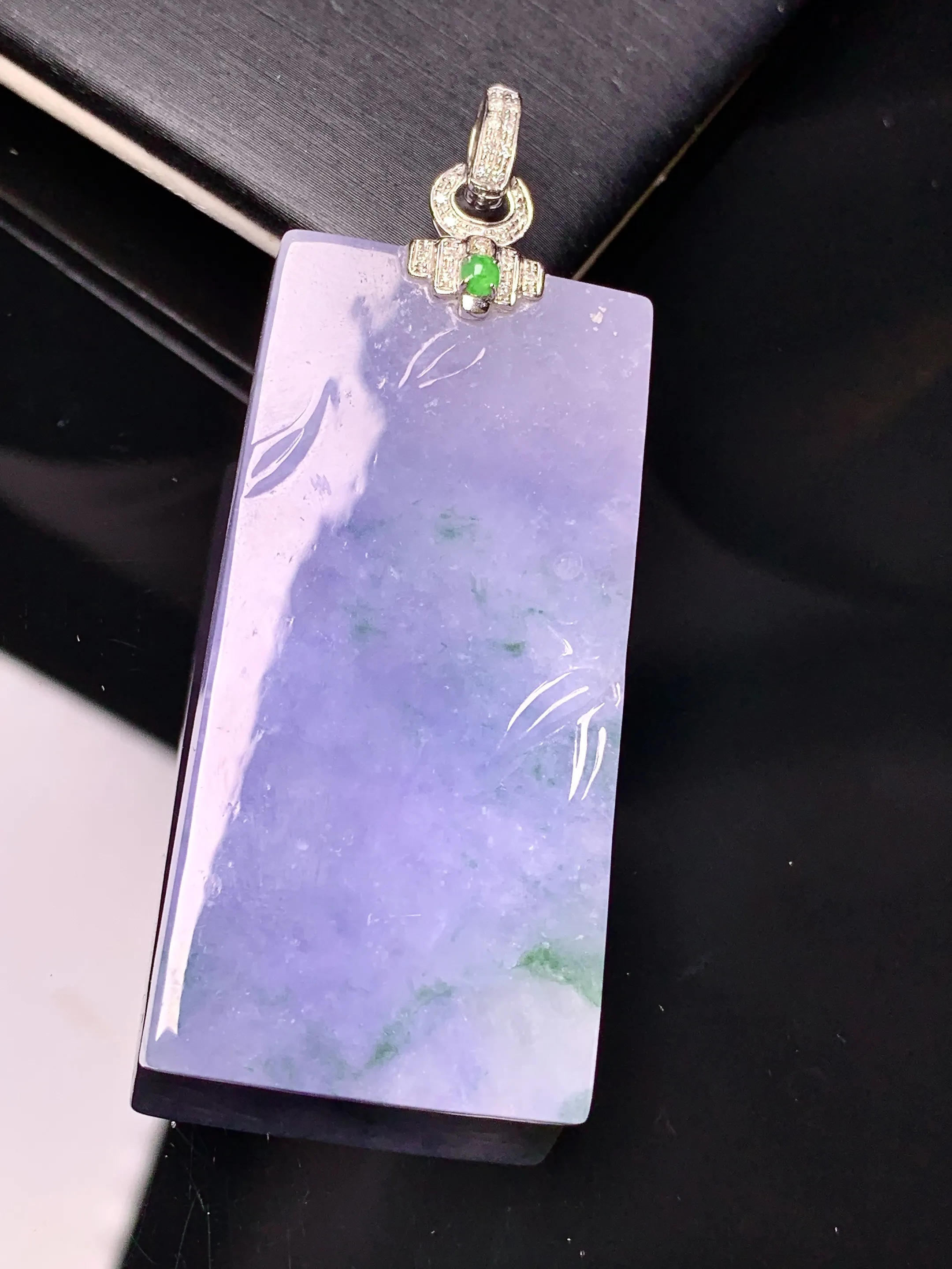 18k金钻镶嵌紫罗兰飘绿素牌吊坠 玉质细腻 色泽艳丽清新 整体尺寸60.2*24*5.6