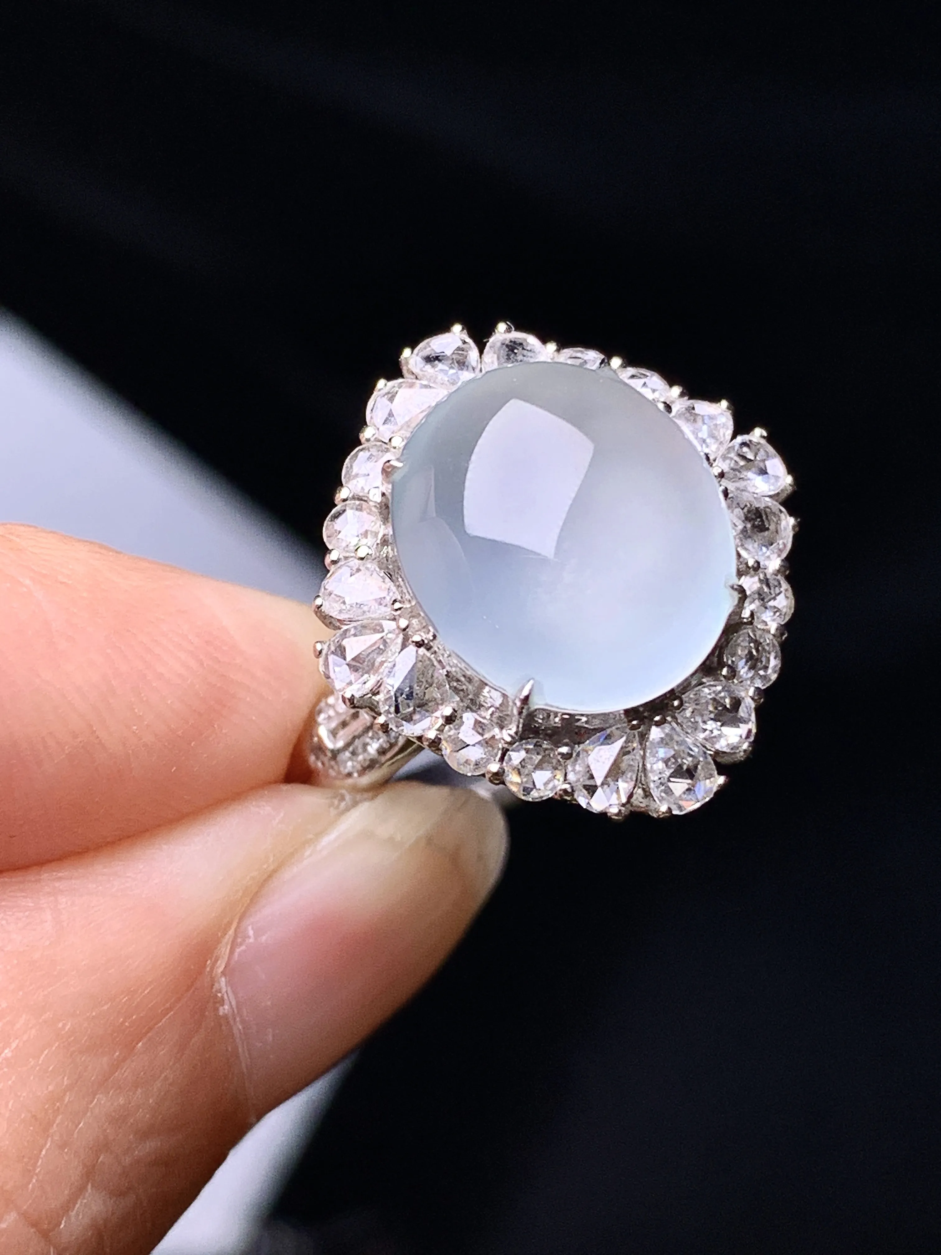 18k金钻镶嵌冰种蛋面戒指 玉质细腻  色泽清新艳丽 圈口13.5 整体尺寸17.8*16.5*12