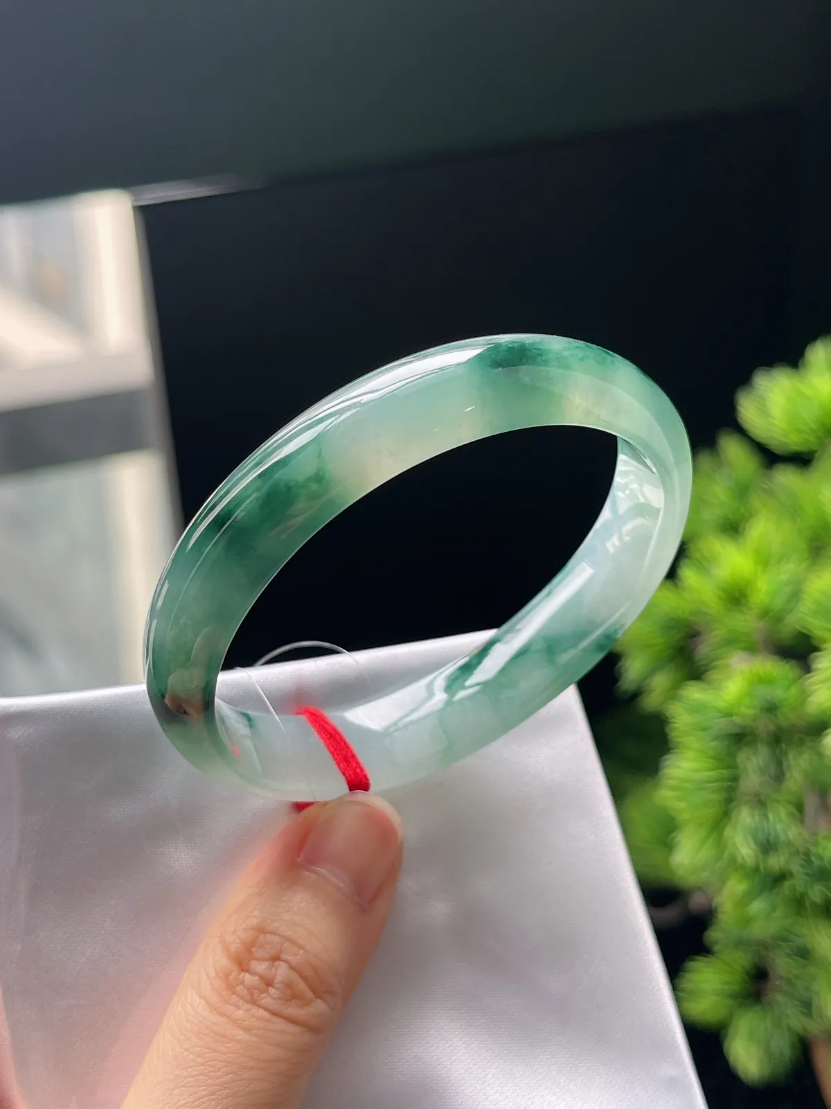 贵妃镯54.8圈口，翡翠冰种飘绿手镯