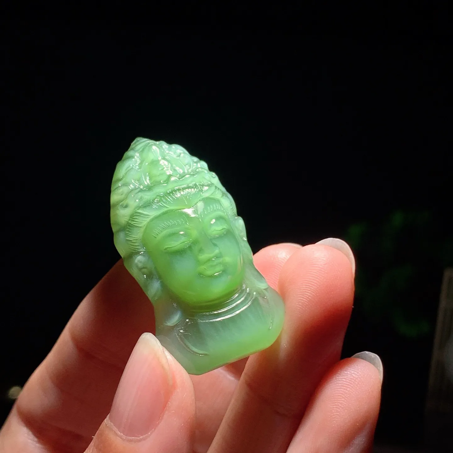 和田玉阳绿猫眼俄罗斯碧玉观音头挂件 尺寸40/21/11重13.7克。玉质细腻油润。手推出油。佩戴高端典雅。lt260204