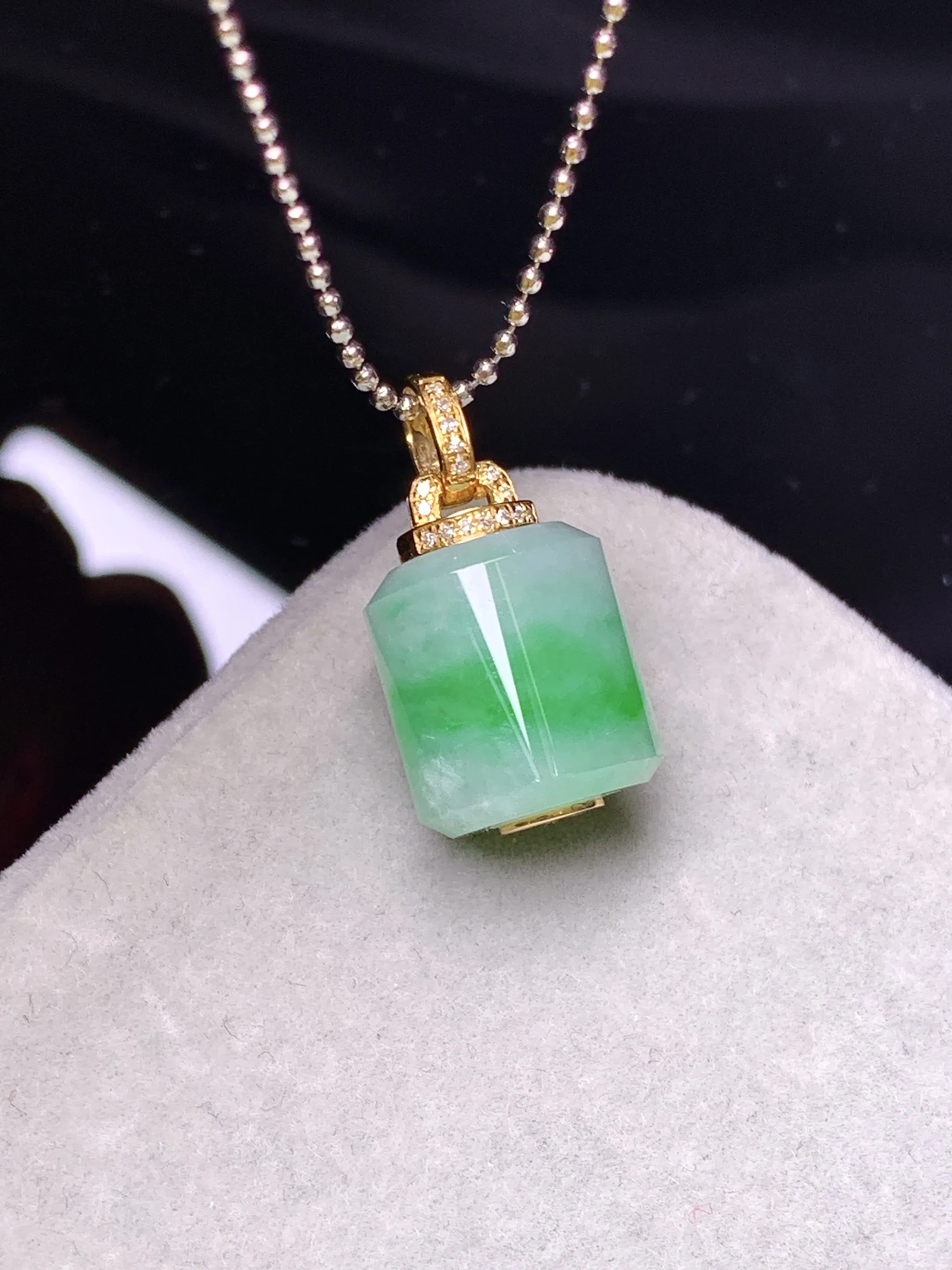 18k金钻镶嵌飘绿路路通吊坠 玉质细腻 色泽艳丽清新 整体尺寸20.6*11.5