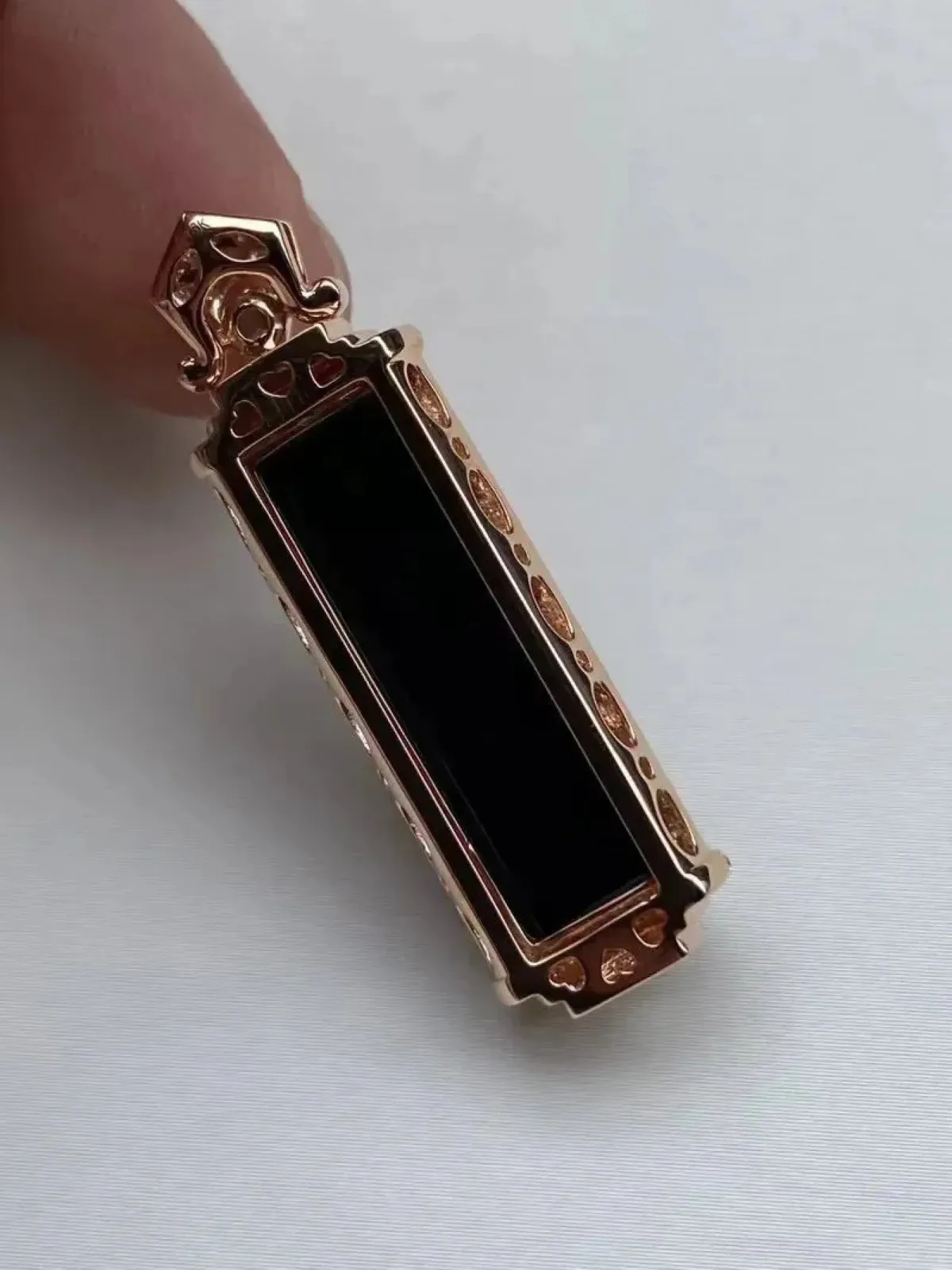 墨翠：【平安柱】18K金+南非钻镶嵌，细腻干净，黑度极黑，性价比高，雕工精湛，打灯透绿 裸石尺寸：25.4*7.2*8.6‘