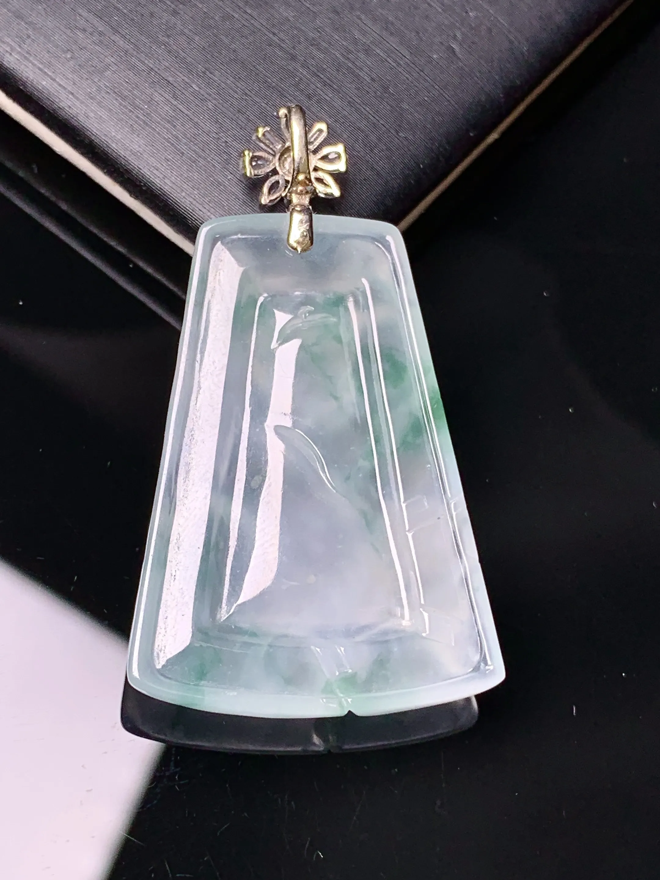 18k金钻镶嵌飘绿山水牌子吊坠 玉质细腻  色泽清新艳丽 整体尺寸39.6*22.8*4.5