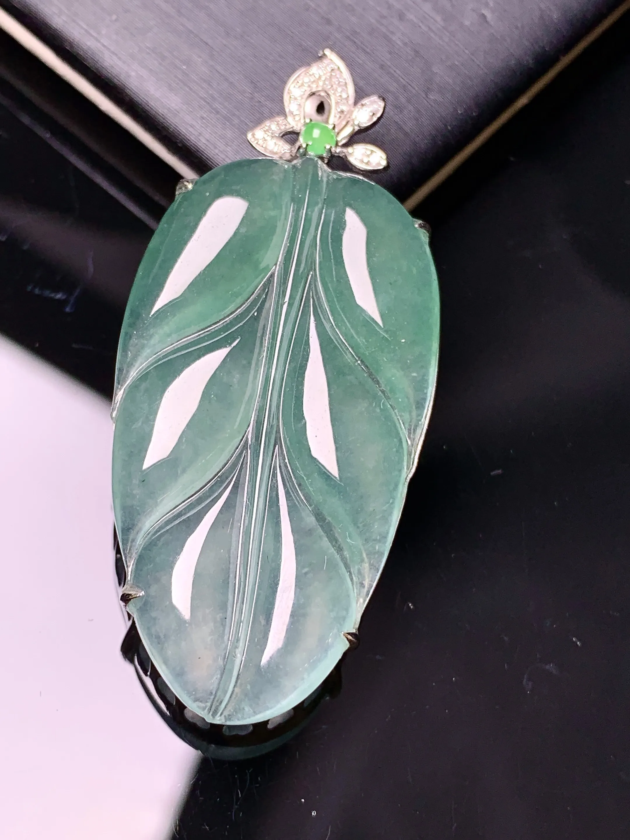 18k金钻镶嵌冰种树叶吊坠 玉质细腻  色泽清新艳丽 整体尺寸45*20.5*6.8