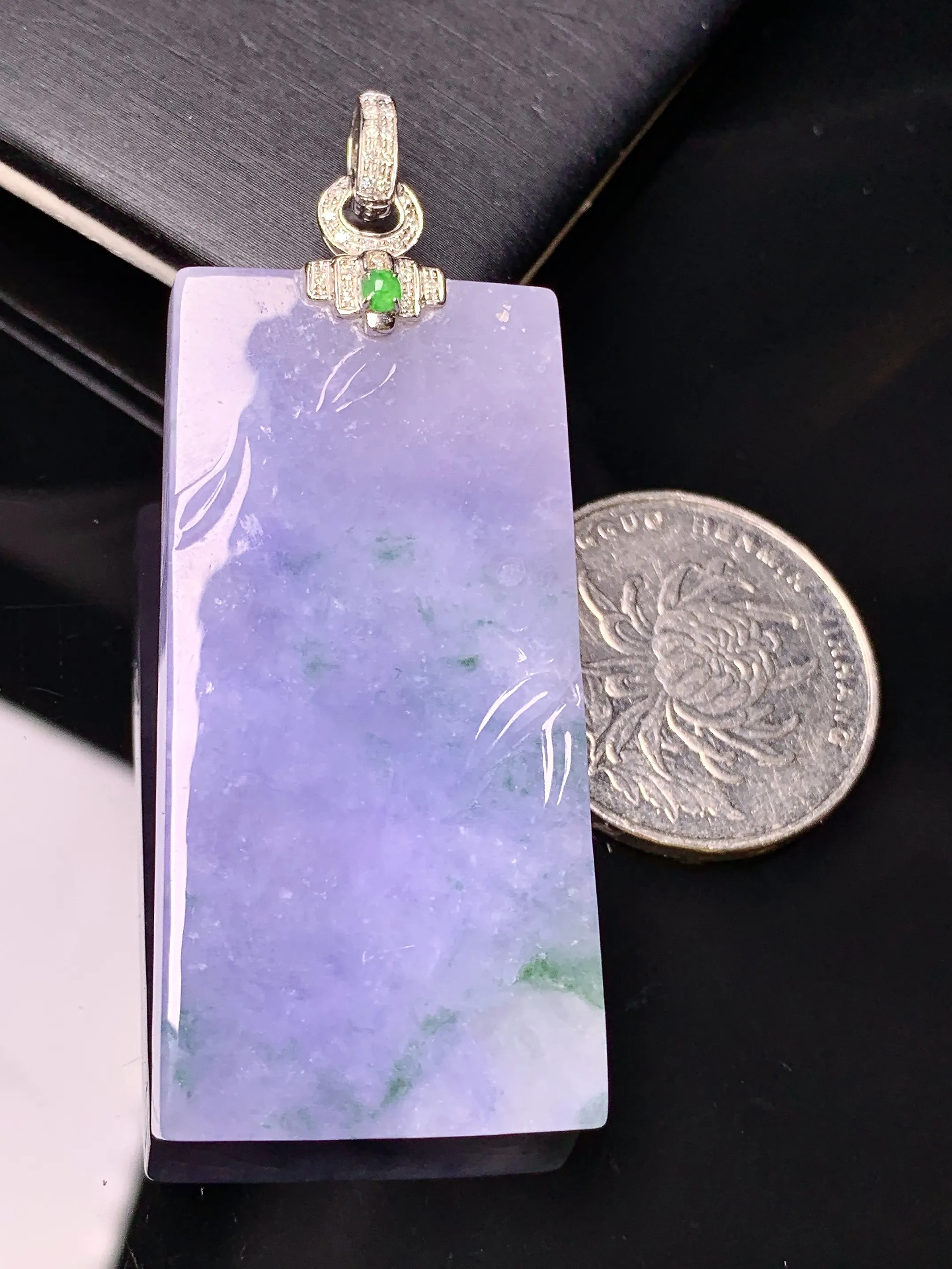 18k金钻镶嵌紫罗兰飘绿素牌吊坠 玉质细腻 色泽艳丽清新 整体尺寸60.2*24*5.6