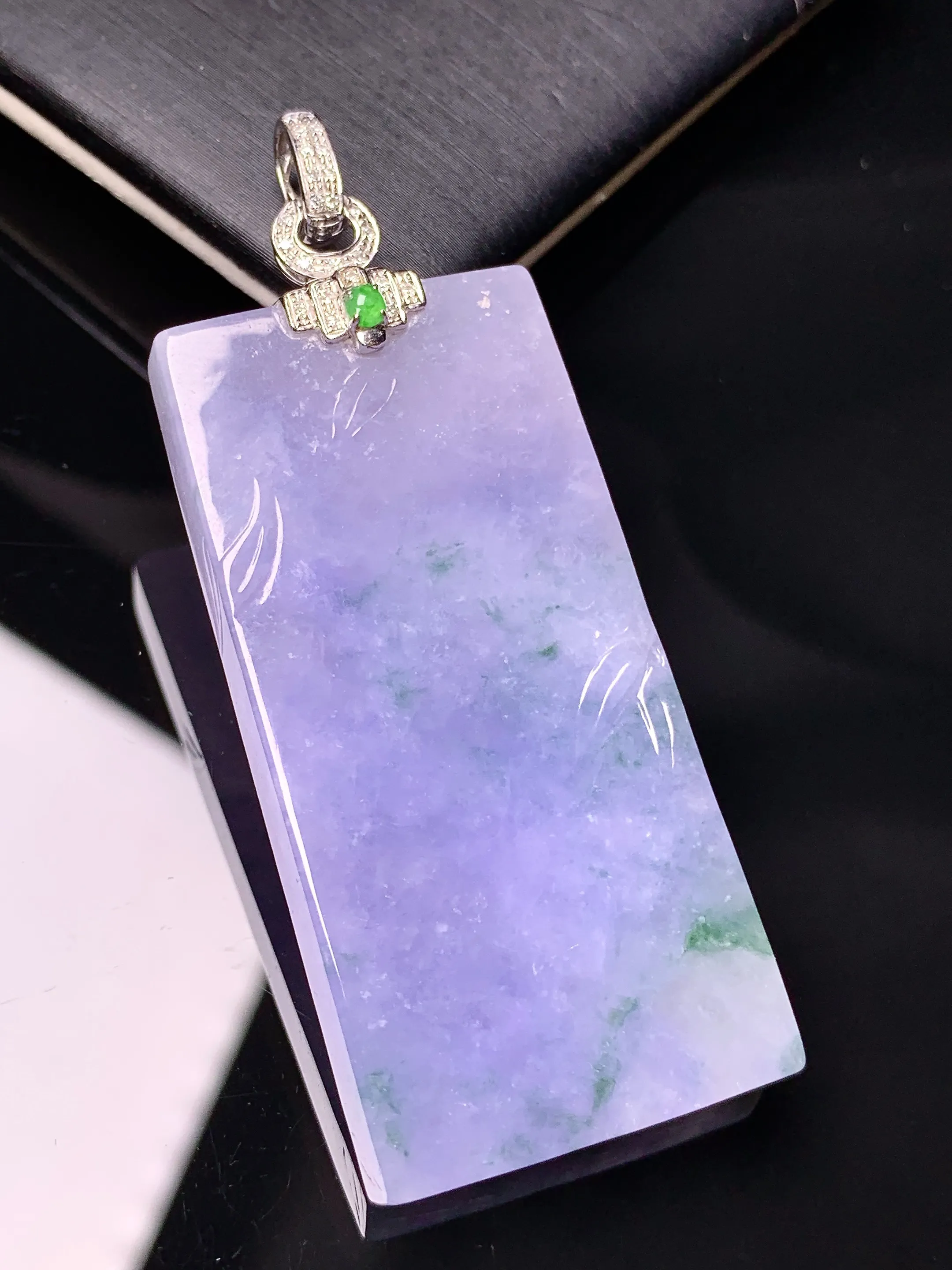 18k金钻镶嵌紫罗兰飘绿素牌吊坠 玉质细腻 色泽艳丽清新 整体尺寸60.2*24*5.6