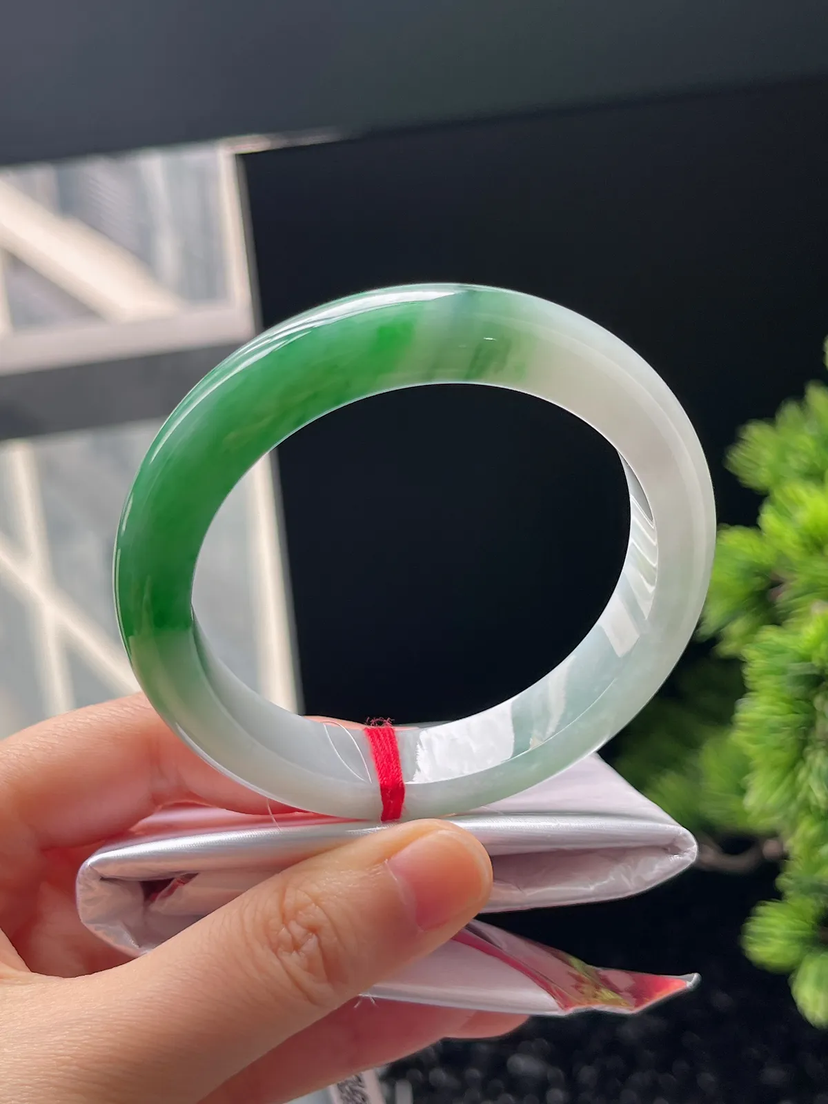 正圈56.6，翡翠白底青手镯